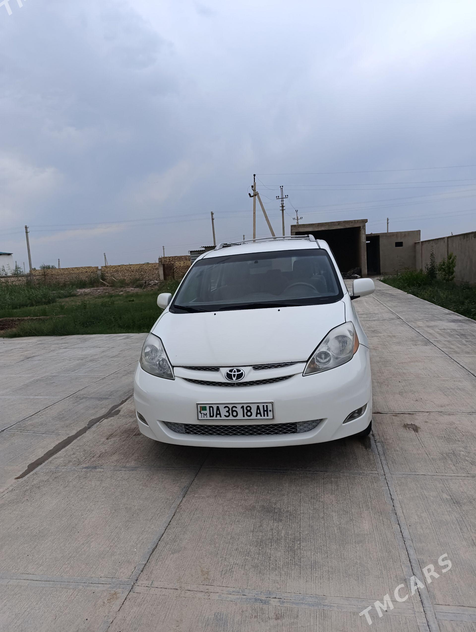 Toyota Sienna 2009 - 265 000 TMT - Теджен - img 1