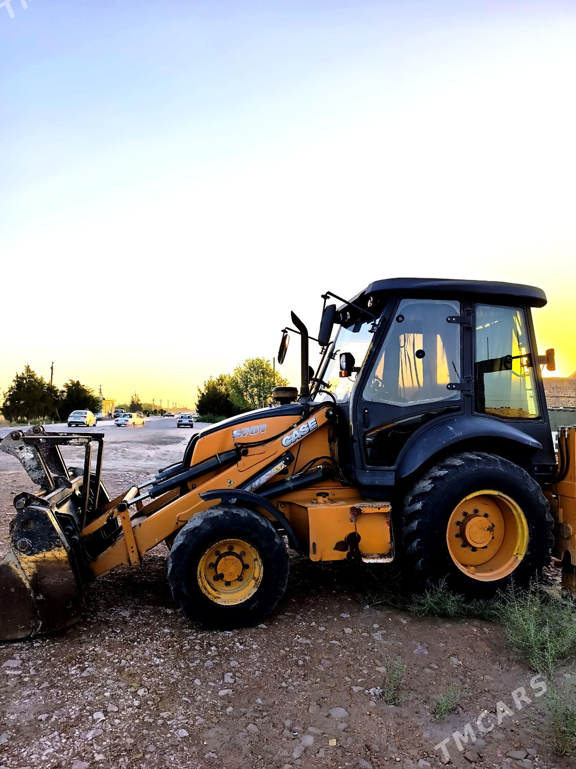 JCB 3CX Pothole Master 2015 - 650 000 TMT - Çärjew - img 1