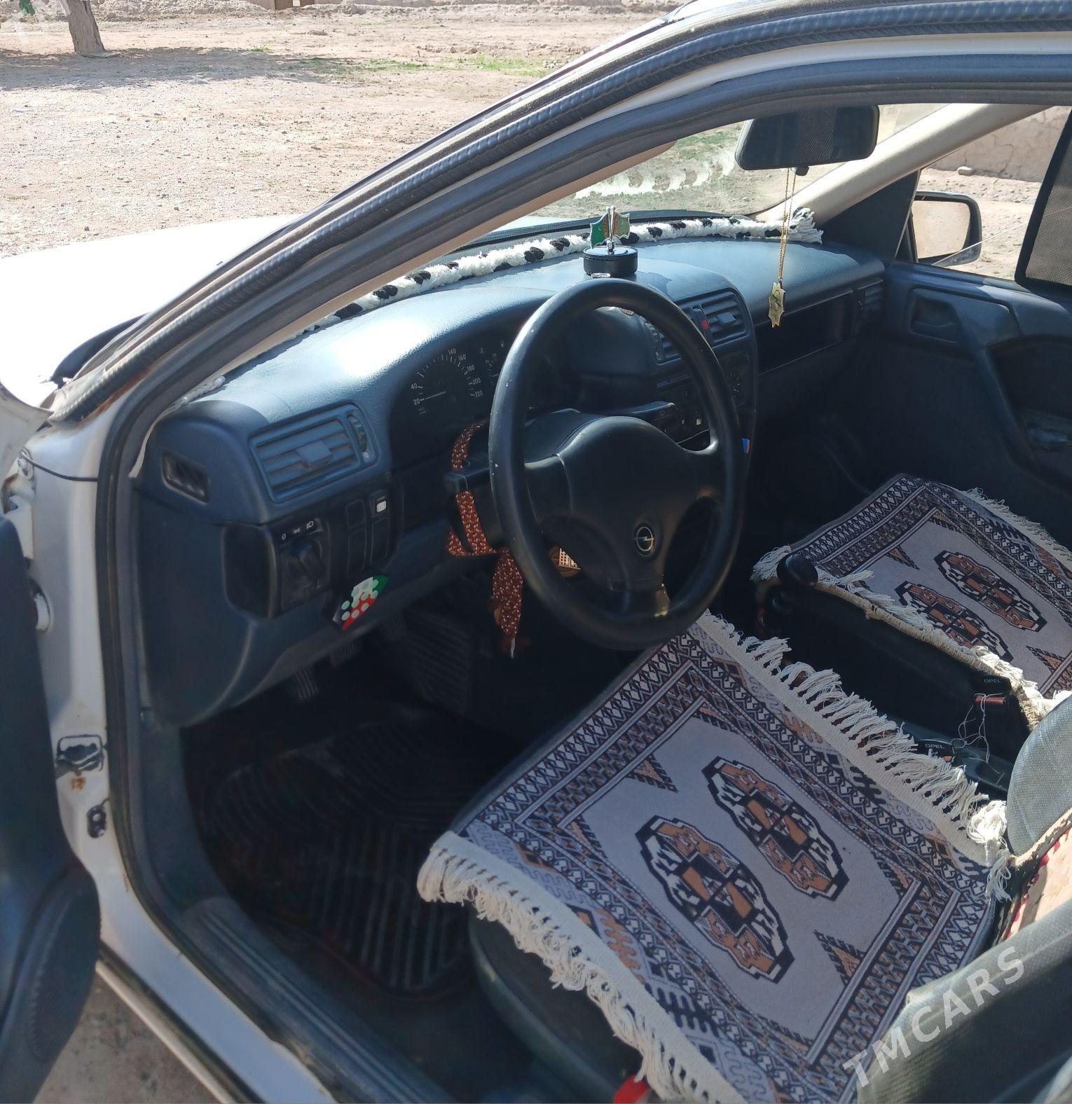 Opel Vectra 1989 - 40 000 TMT - Kerki - img 1