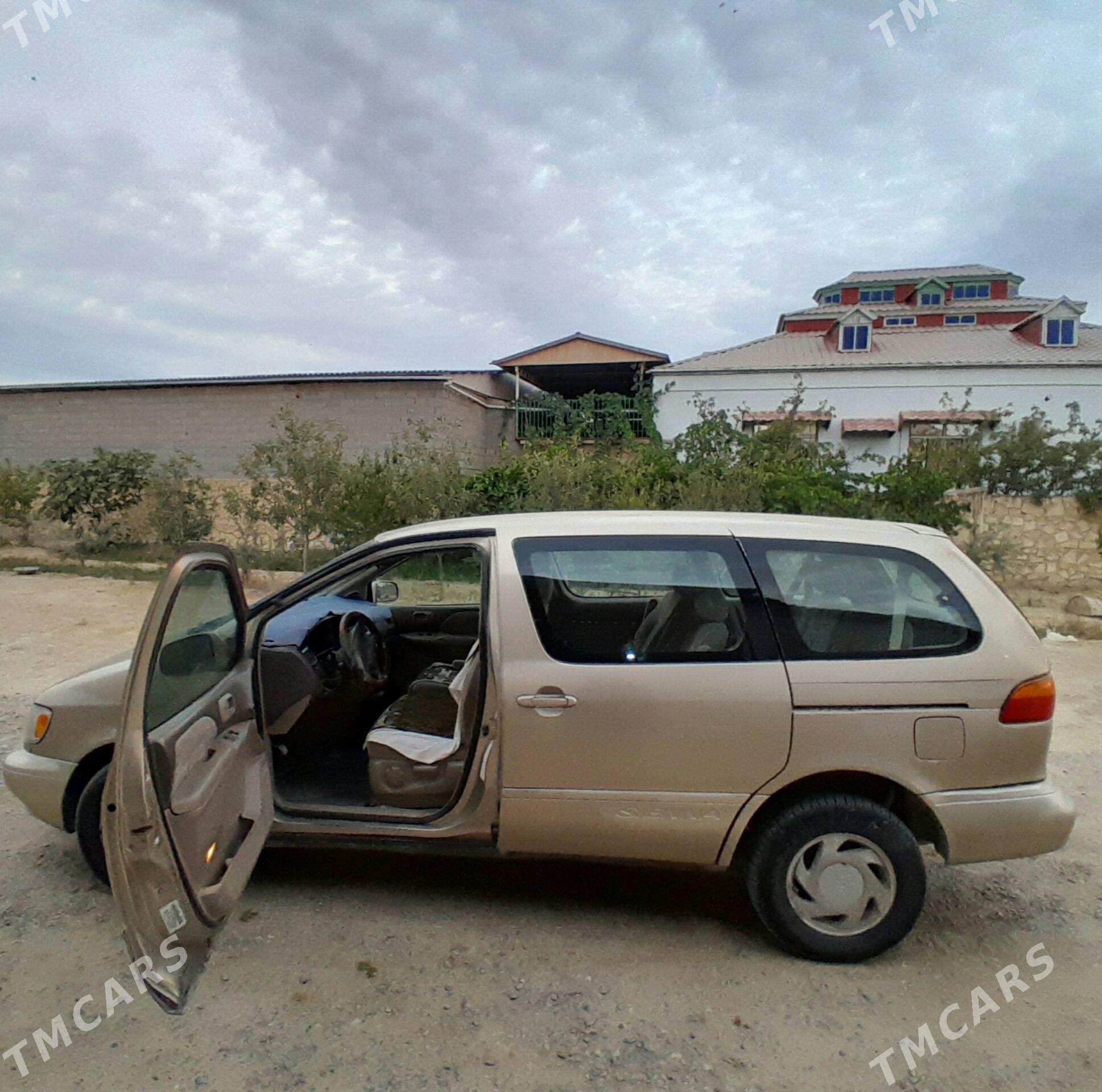 Toyota Sienna 2000 - 130 000 TMT - Этрек - img 1