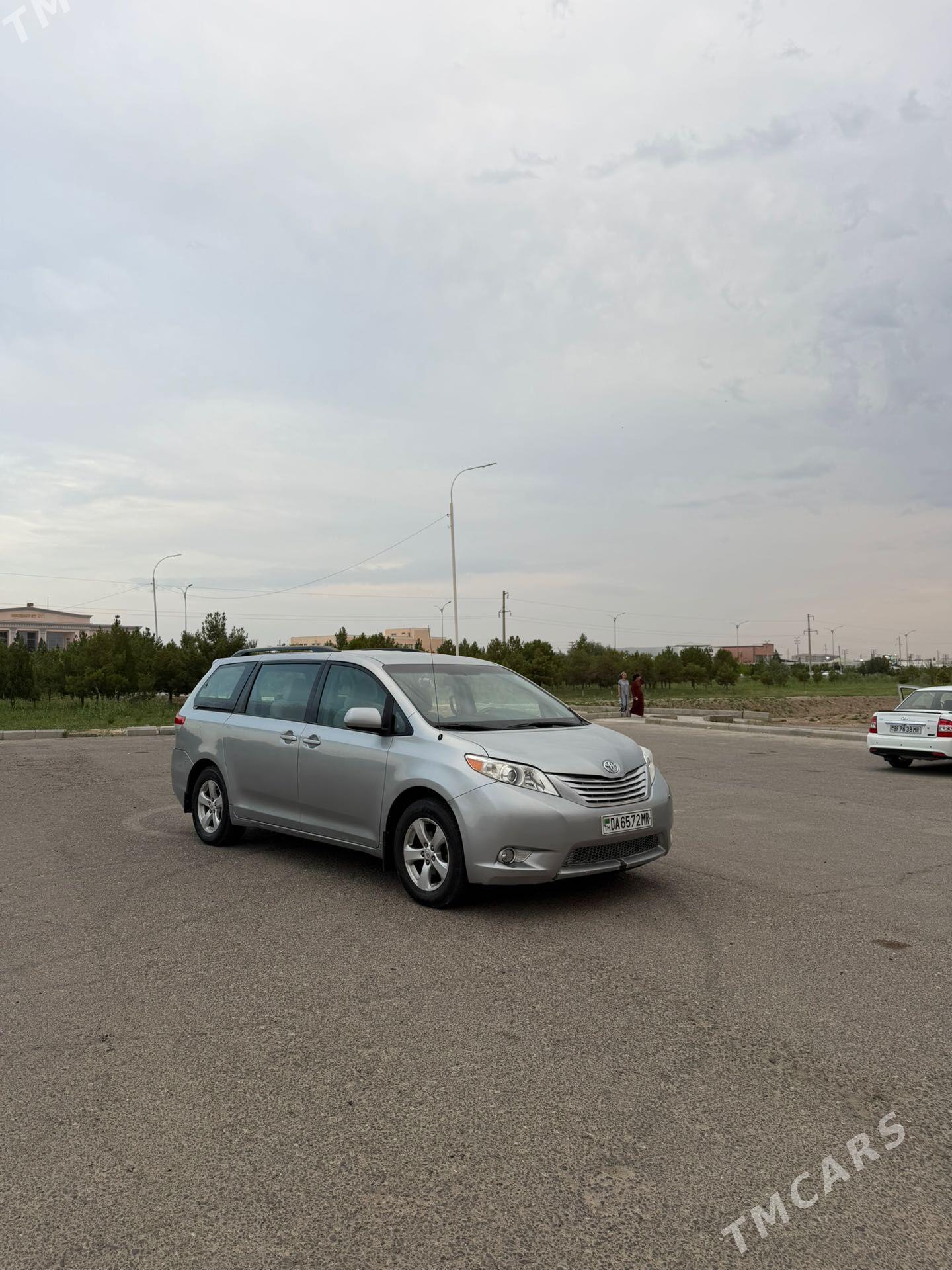 Toyota Sienna 2010 - 300 000 TMT - Байрамали - img 1
