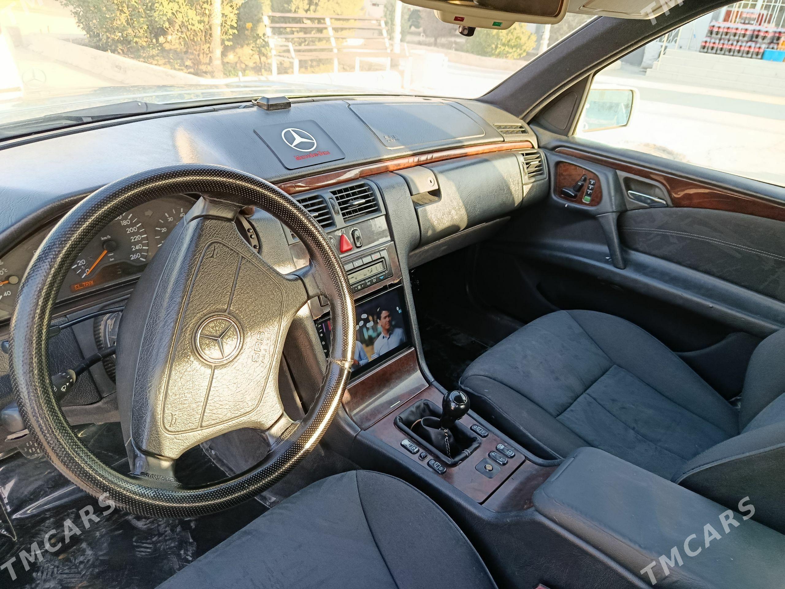 Mercedes-Benz E320 1996 - 90 000 TMT - Balkanabat - img 1