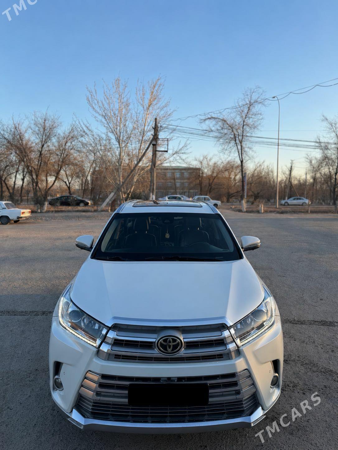 Toyota Highlander 2017 - 570 000 TMT - Гурбансолтан Едже - img 1