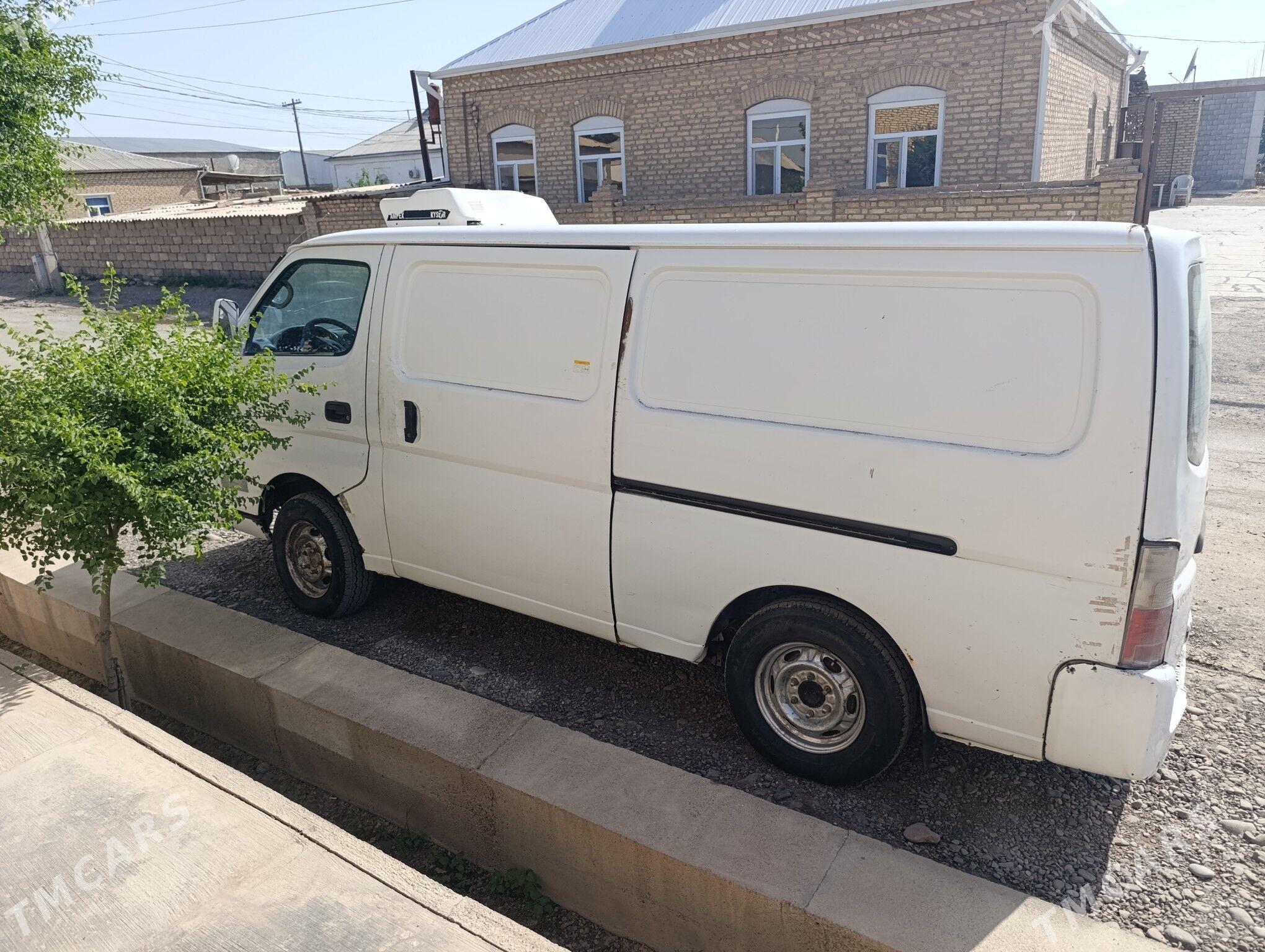 Nissan Urvan 2003 - 80 000 TMT - Мары - img 1