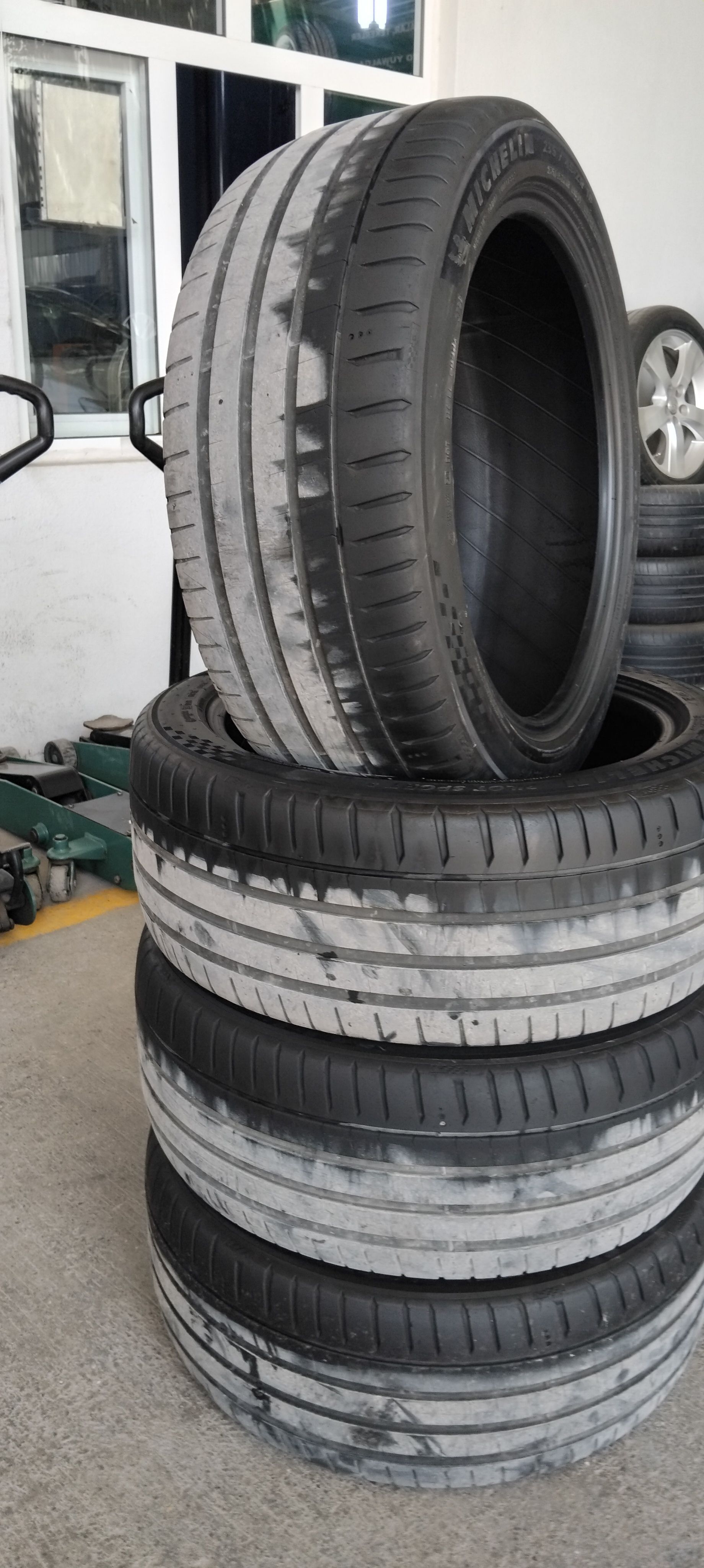 235 45 18 MiCHELIN 900 TMT - Bedew - img 1