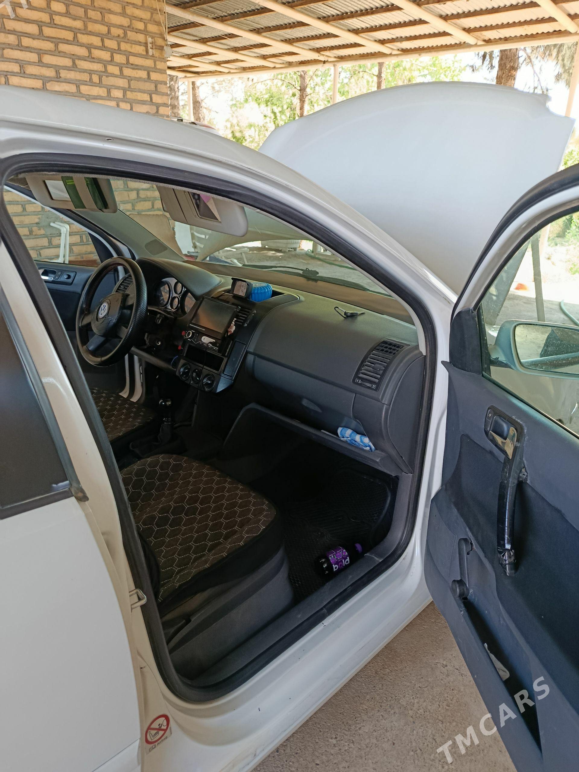 Volkswagen Polo 2002 - 70 000 TMT - Мары - img 1