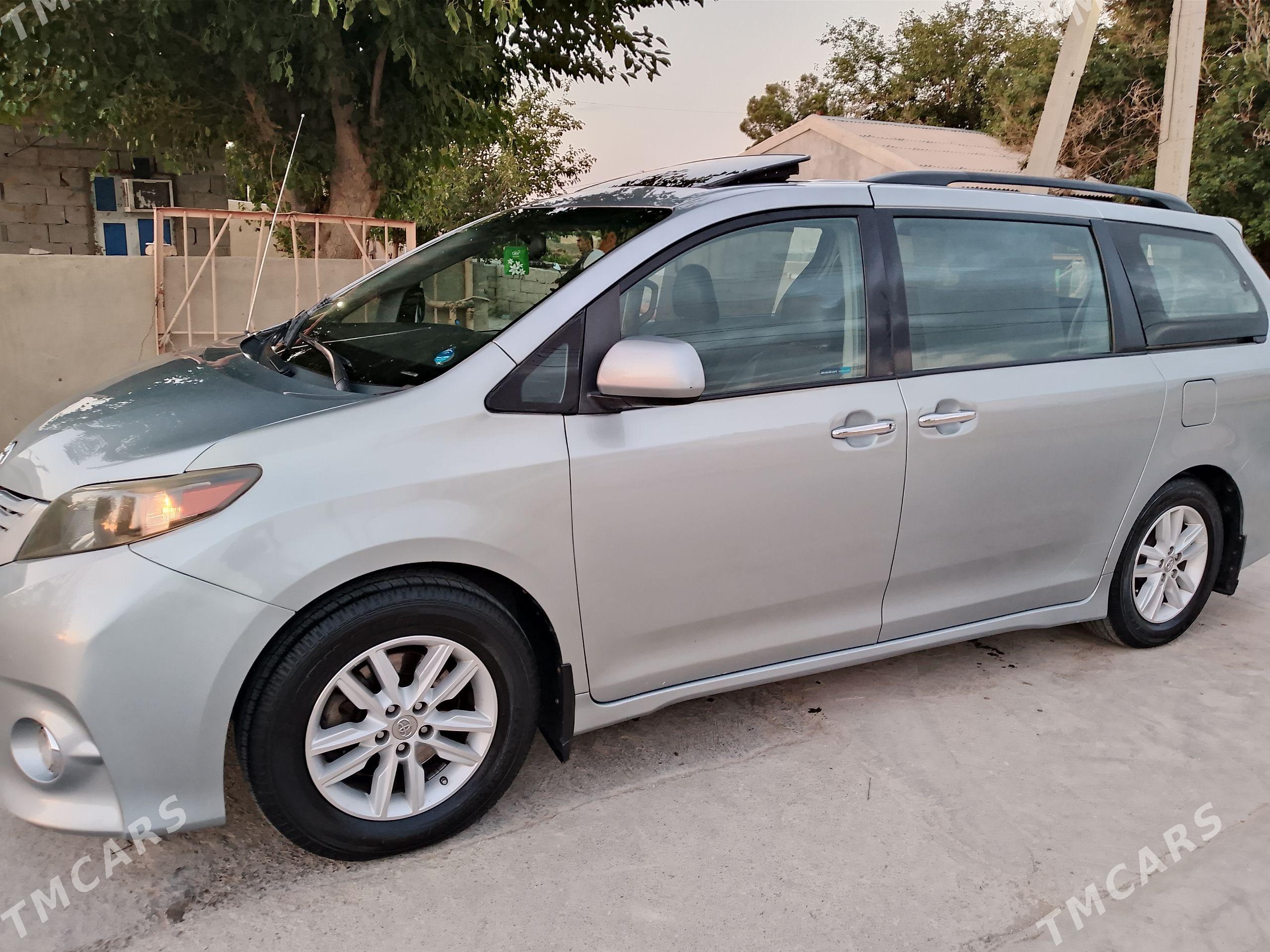 Toyota Sienna 2014 - 360 000 TMT - Бахарден - img 1