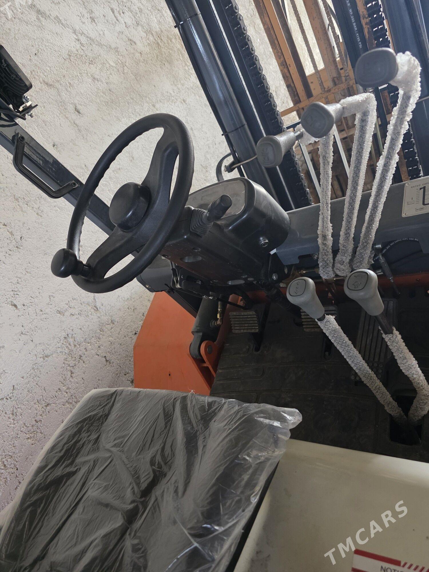 Kara Forklift 2026 - 400 000 TMT - Гурбансолтан Едже - img 1
