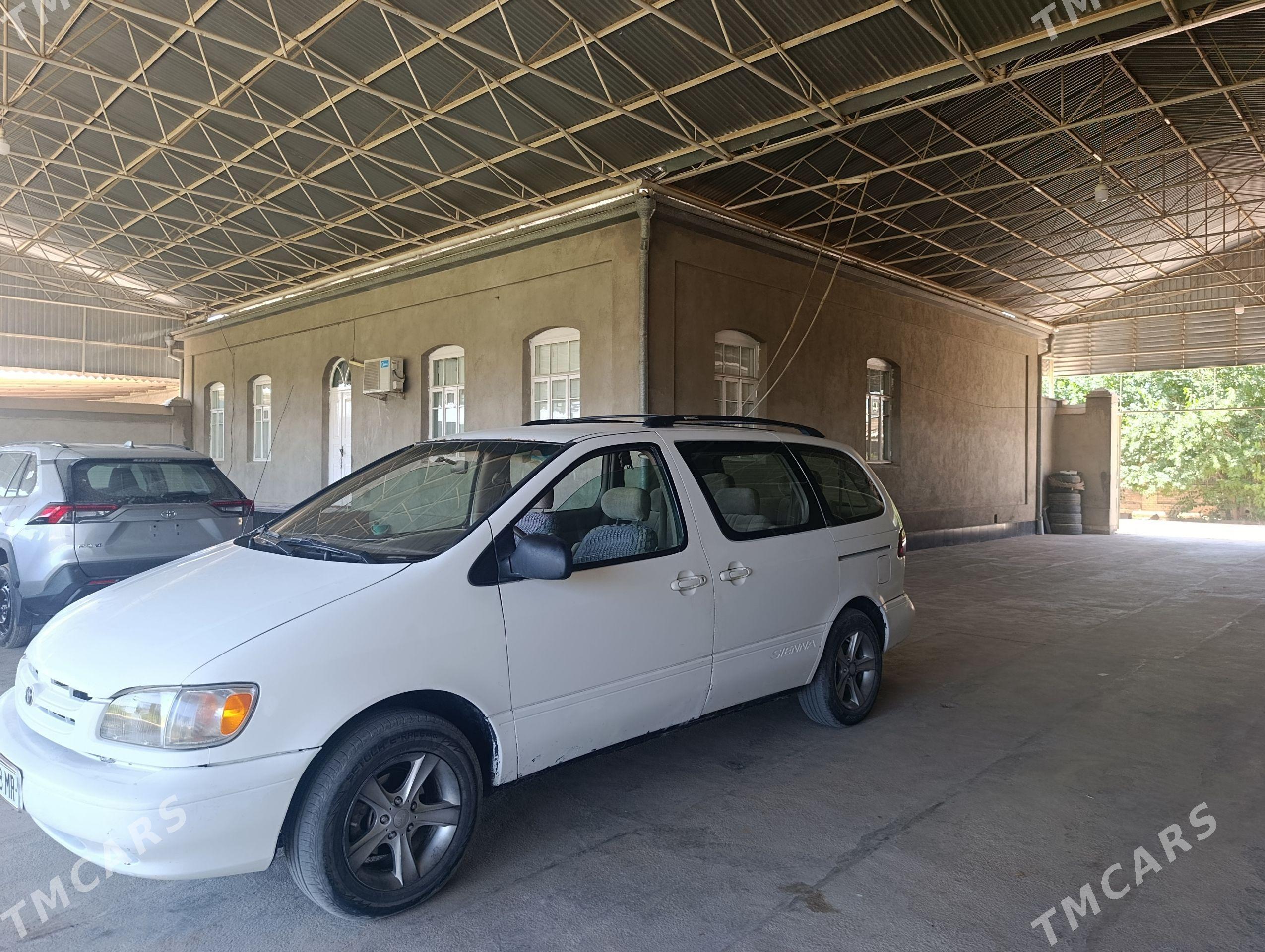 Toyota Sienna 2000 - 138 000 TMT - Мары - img 1