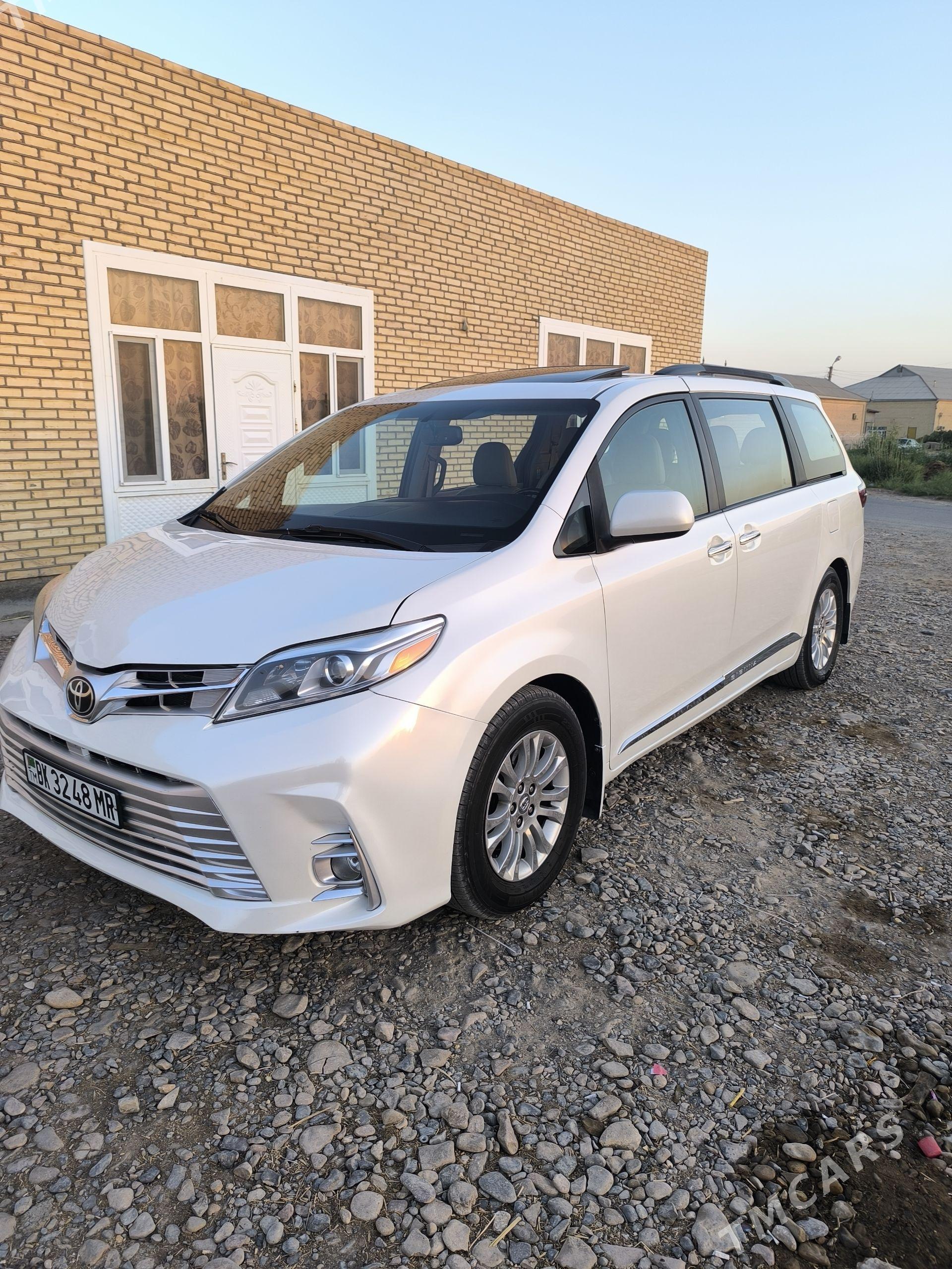 Toyota Sienna 2018 - 490 000 TMT - Мары - img 1