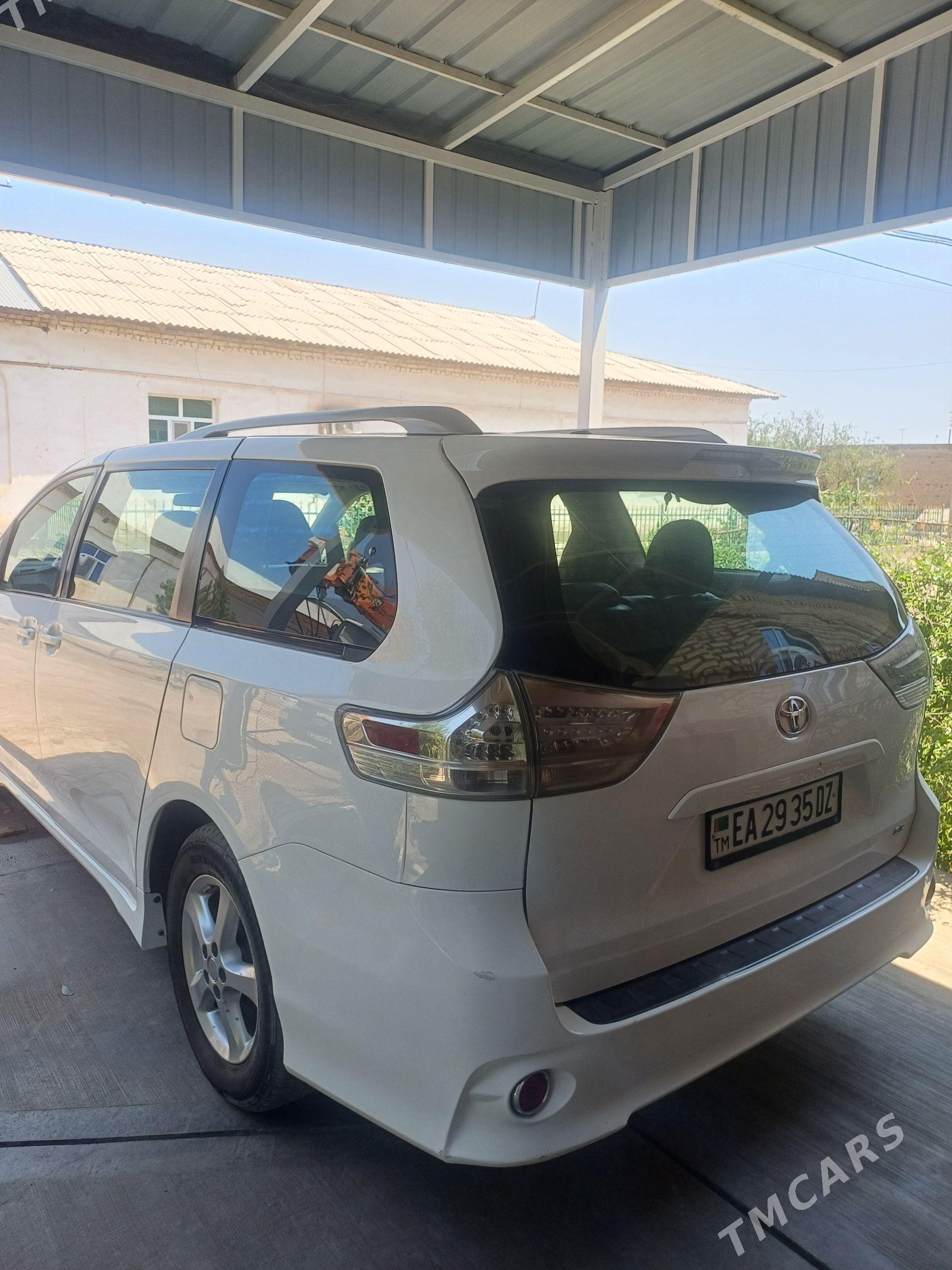 Toyota Sienna 2011 - 325 000 TMT - Кёнеургенч - img 1
