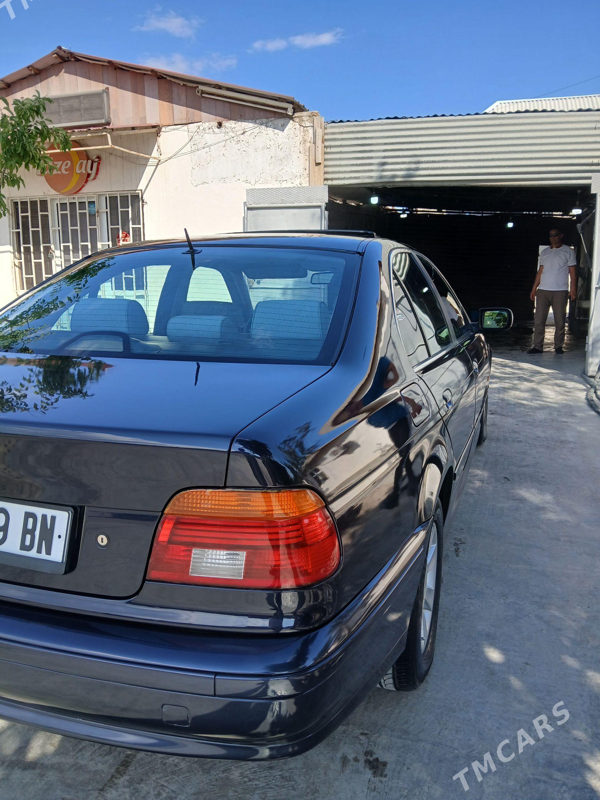 BMW E39 1999 - 115 000 TMT - Балканабат - img 1