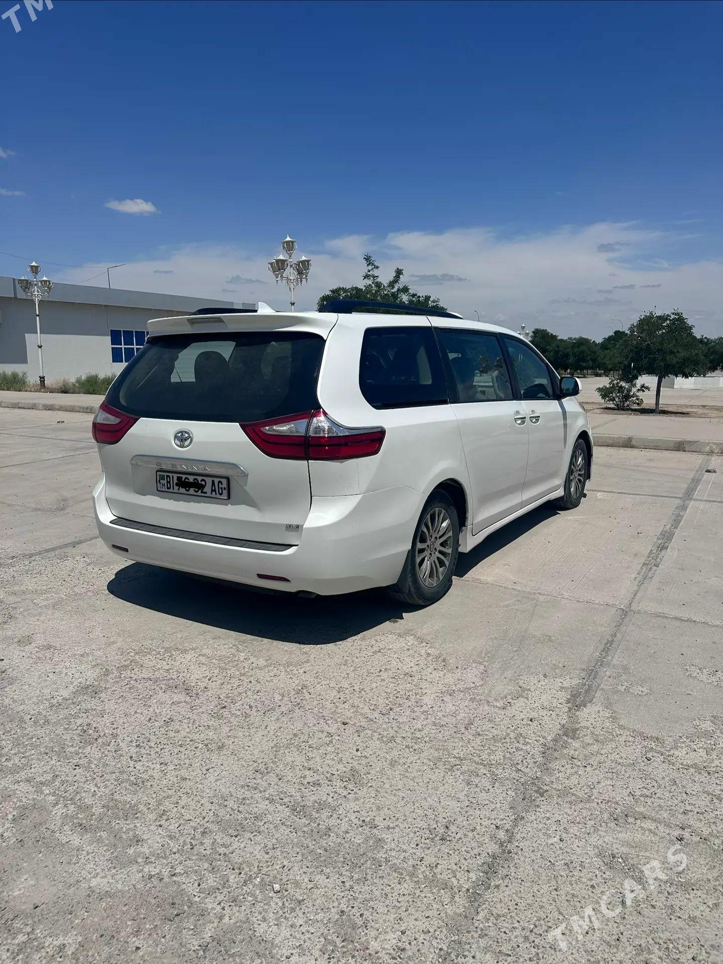 Toyota Sienna 2019 - 480 000 TMT - Тязе заман - img 1