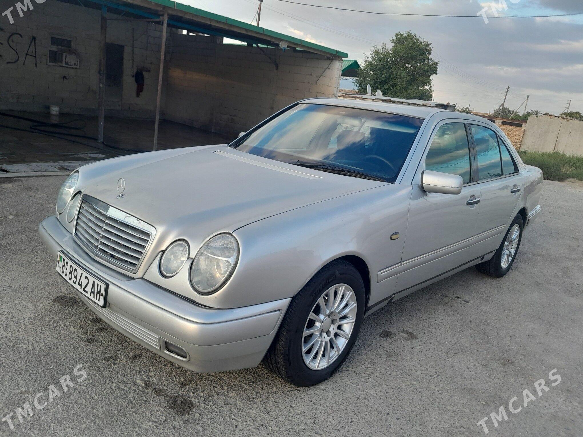 Mercedes-Benz E320 1996 - 88 000 TMT - Бахарден - img 1