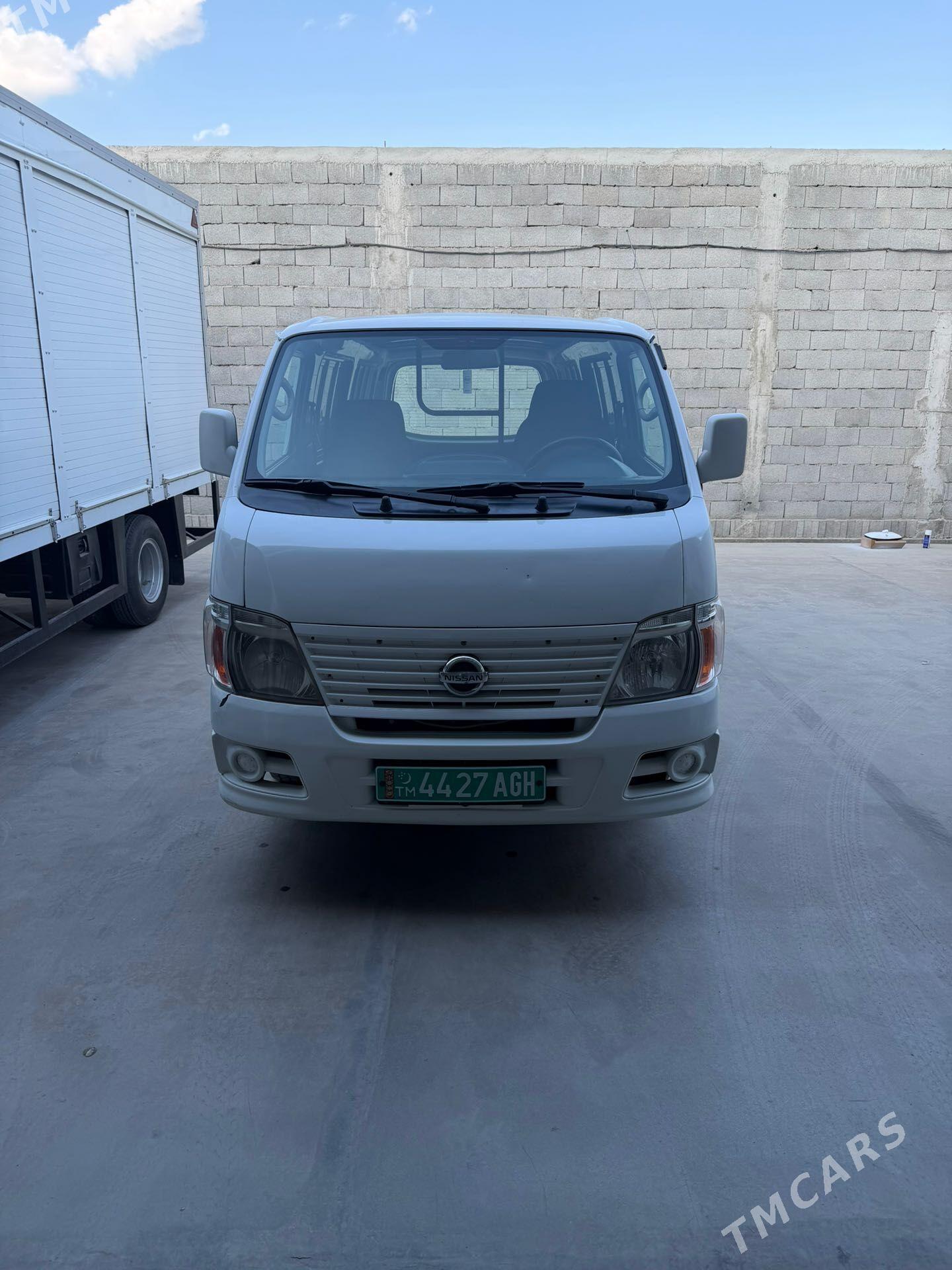 Nissan Urvan 2010 - 200 000 TMT - Mary - img 1