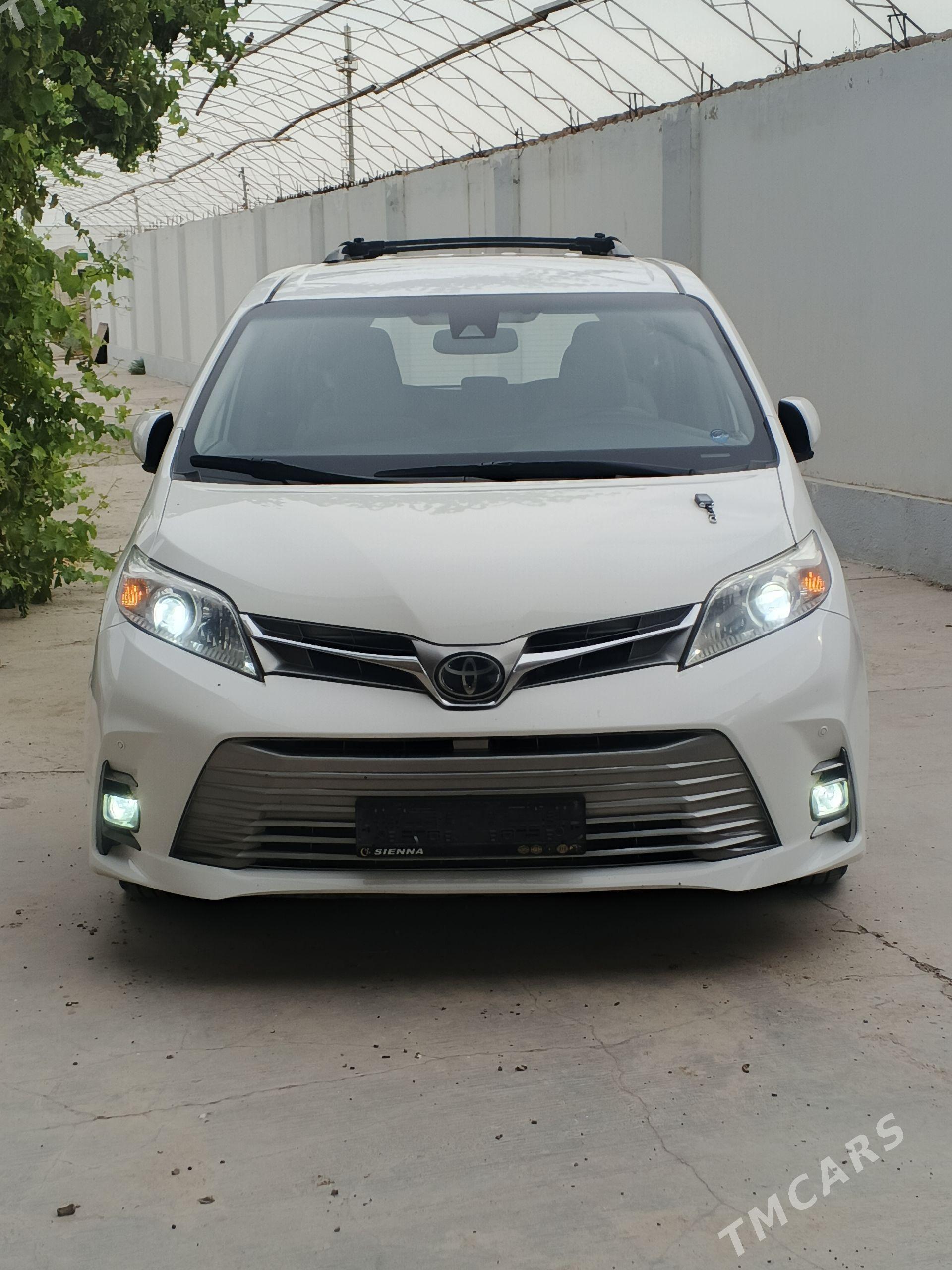 Toyota Sienna 2018 - 380 000 TMT - Халач - img 1