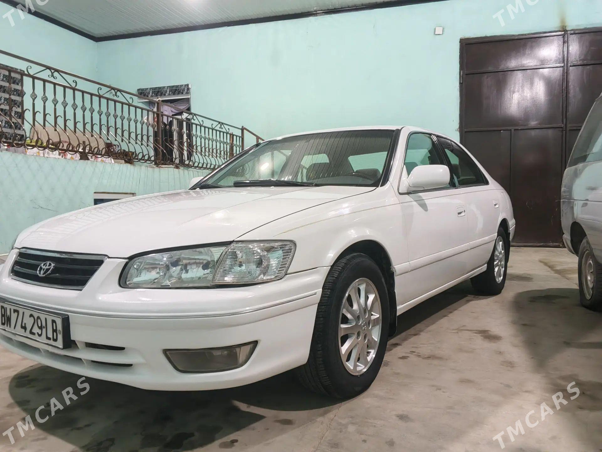 Toyota Camry 2000 - 200 000 TMT - Çärjew - img 1