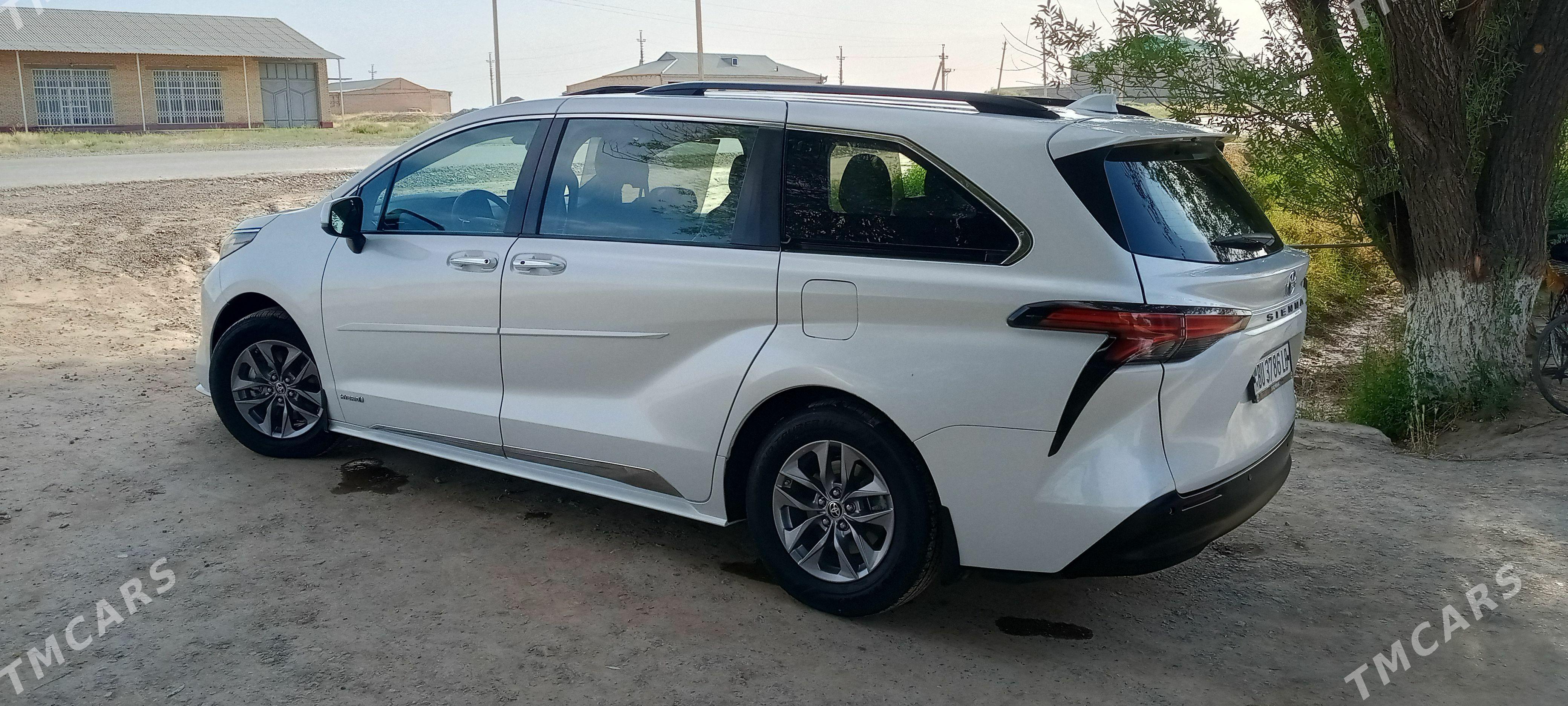 Toyota Sienna 2022 - 600 000 TMT - Халач - img 1