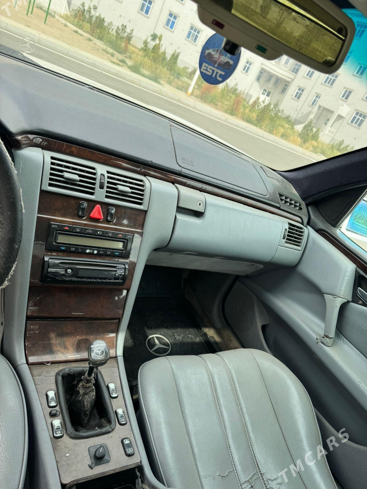 Mercedes-Benz E320 1996 - 49 000 TMT - Мары - img 1