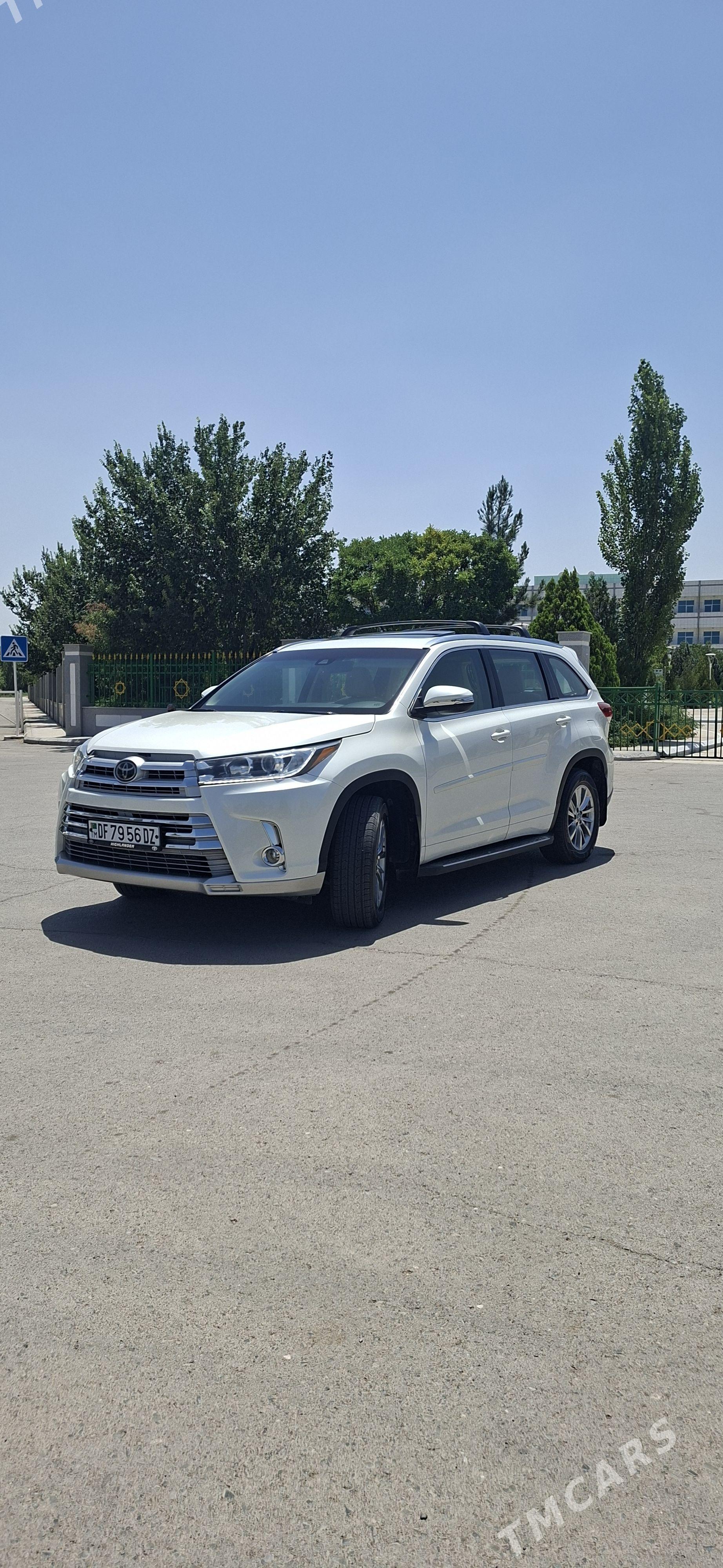 Toyota Highlander 2018 - 450 000 TMT - Гурбансолтан Едже - img 1