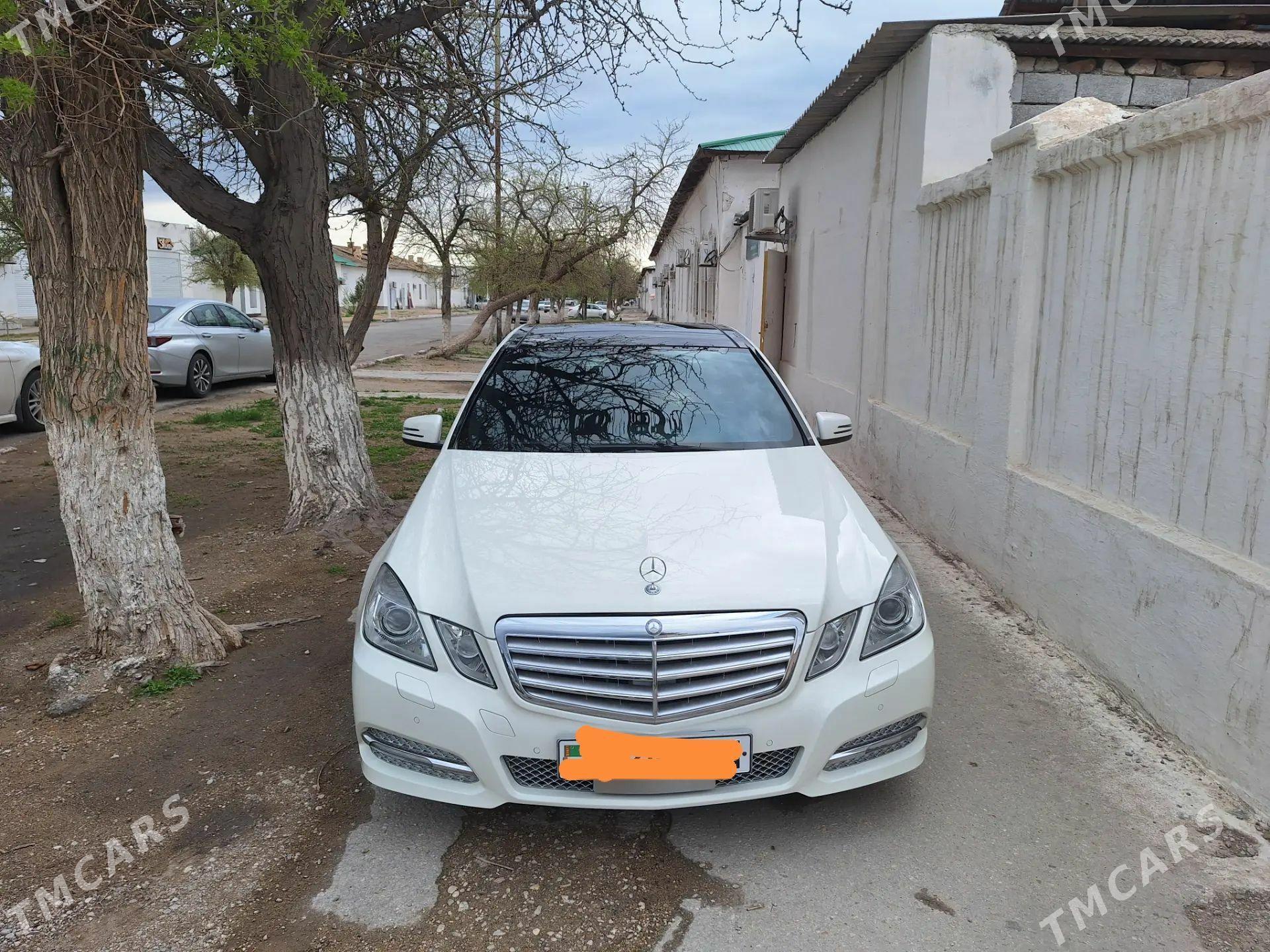 Mercedes-Benz E350 2010 - 300 000 TMT - Балканабат - img 1