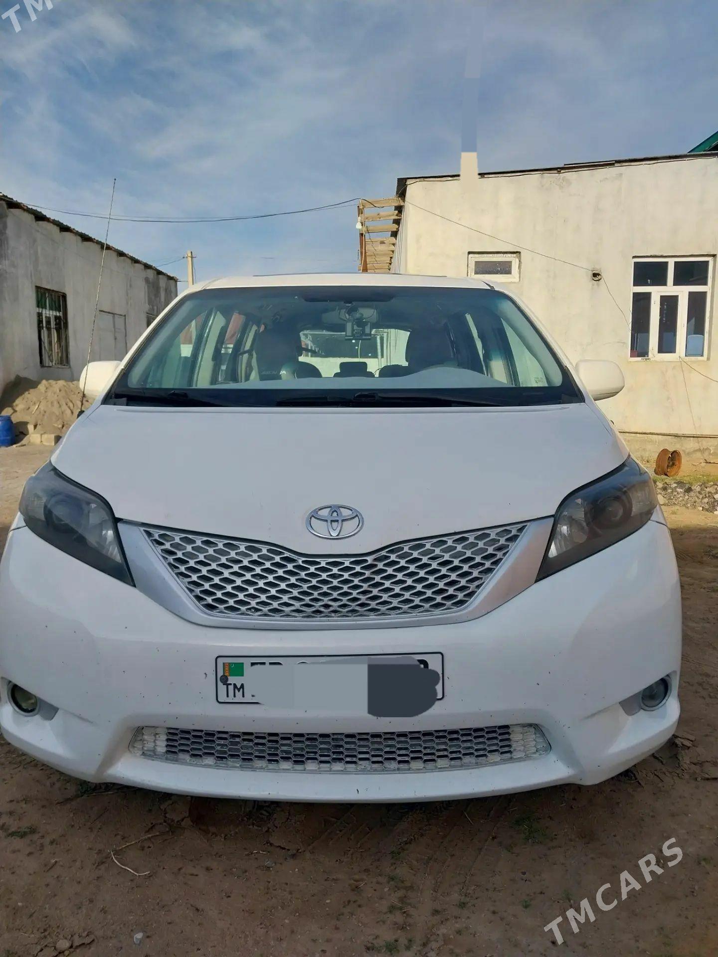 Toyota Sienna 2011 - 310 000 TMT - Ýolöten - img 1