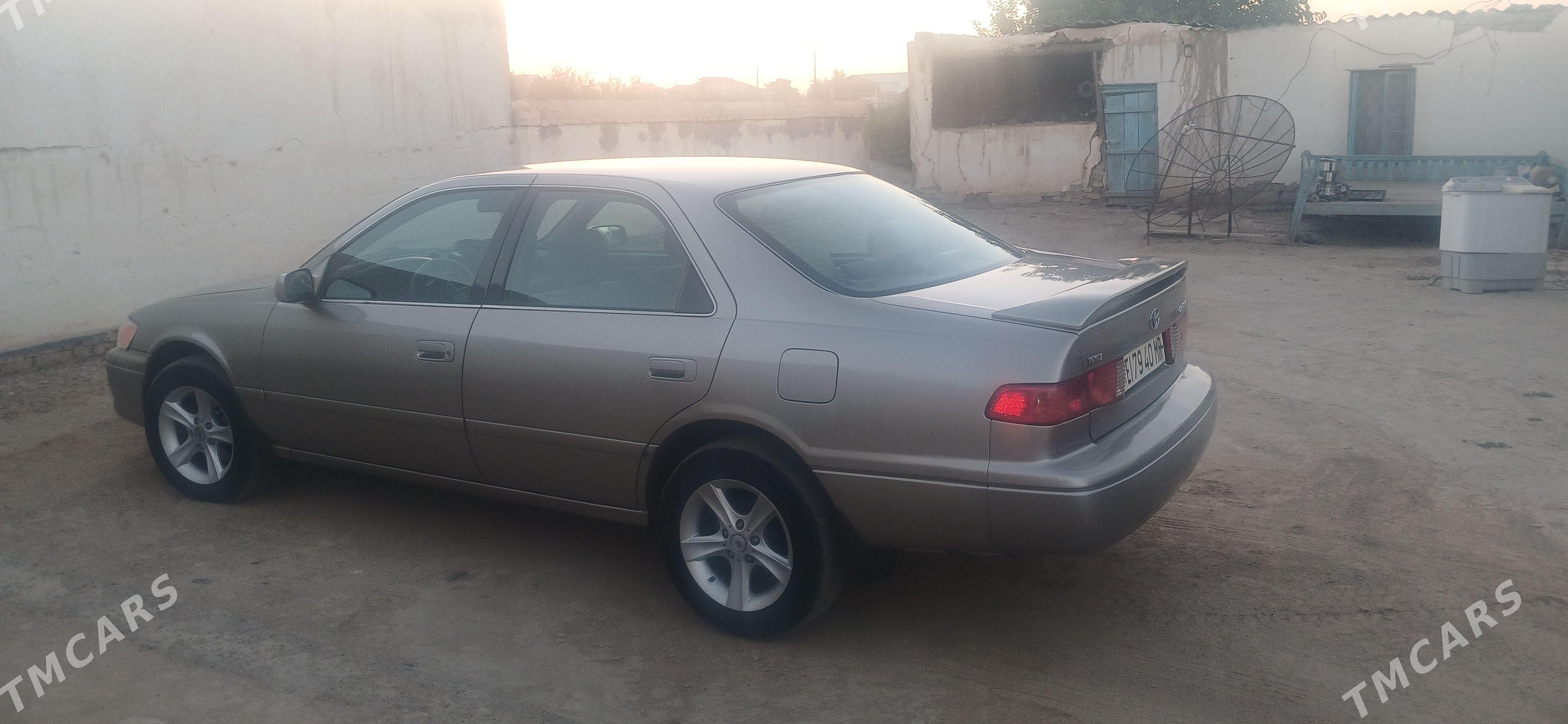 Toyota Camry 2001 - 170 000 TMT - Ёлётен - img 1