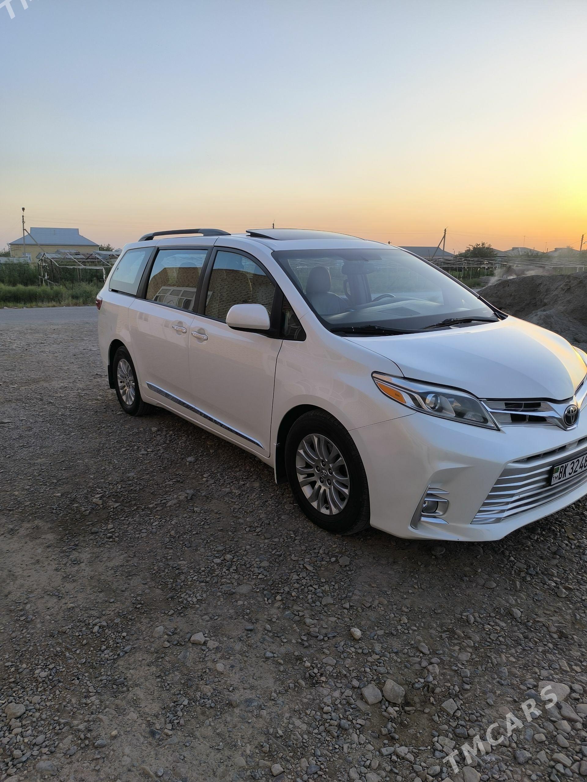 Toyota Sienna 2018 - 490 000 TMT - Мары - img 1