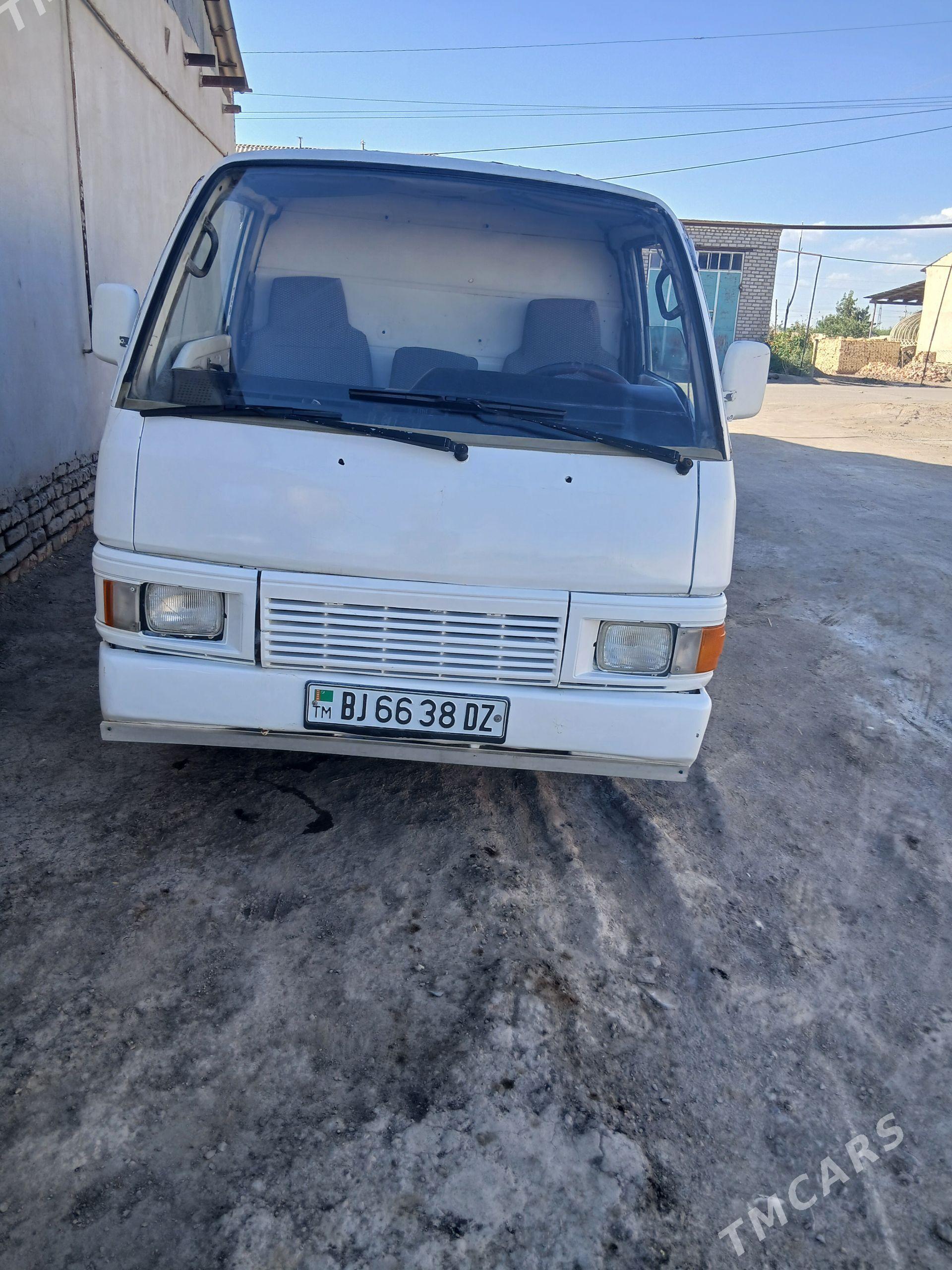 Nissan Urvan 1993 - 70 000 TMT - Дашогуз - img 1