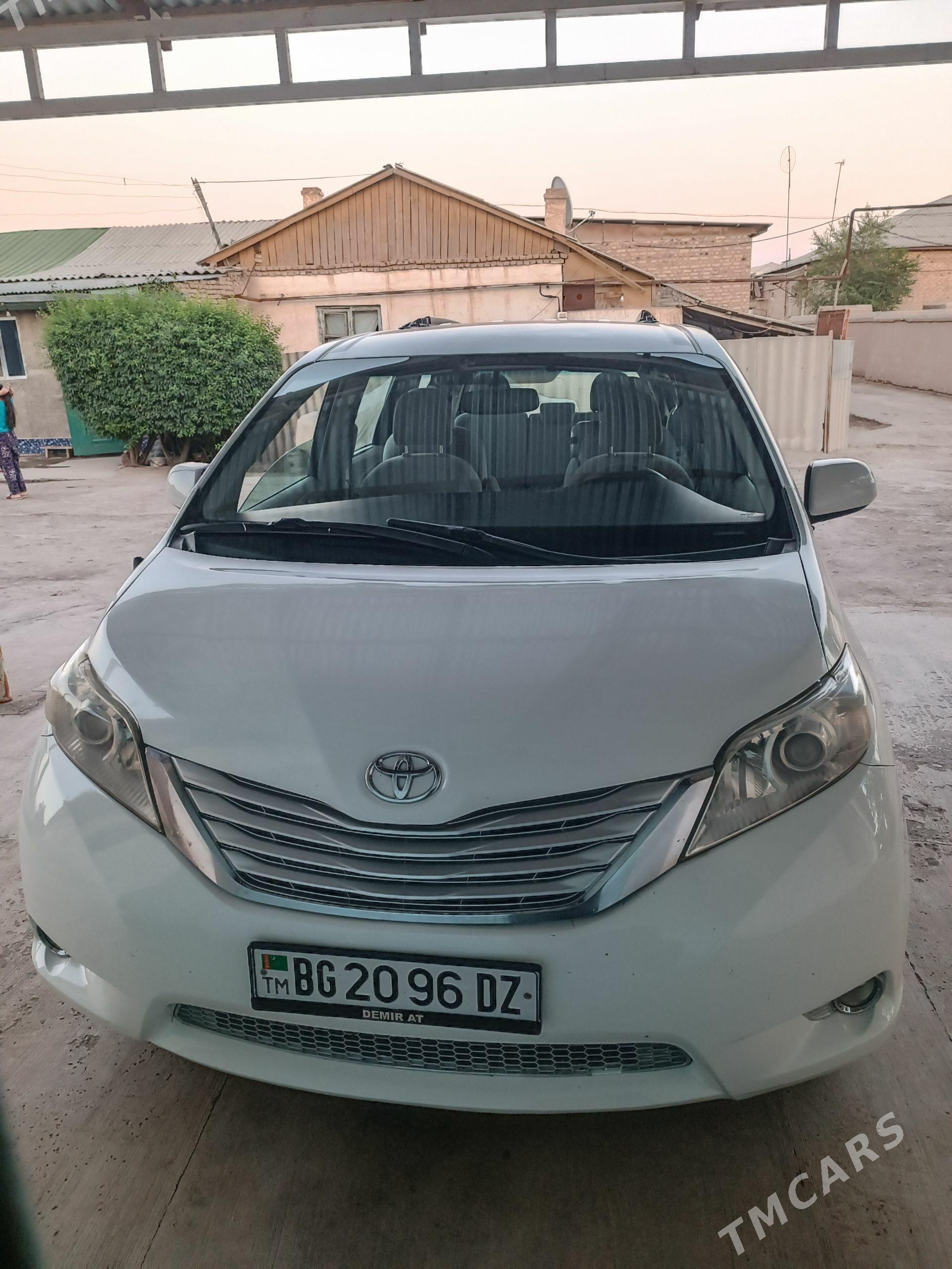 Toyota Sienna 2011 - 330 000 TMT - Гороглы (Тагта) - img 1