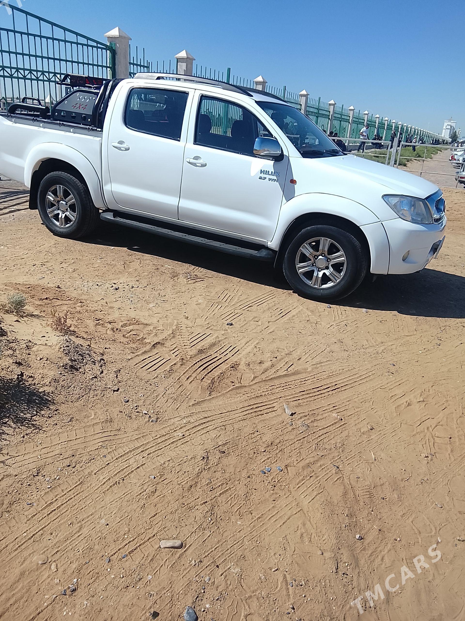 Toyota Hilux 2009 - 260 000 TMT - Sakarçäge - img 1