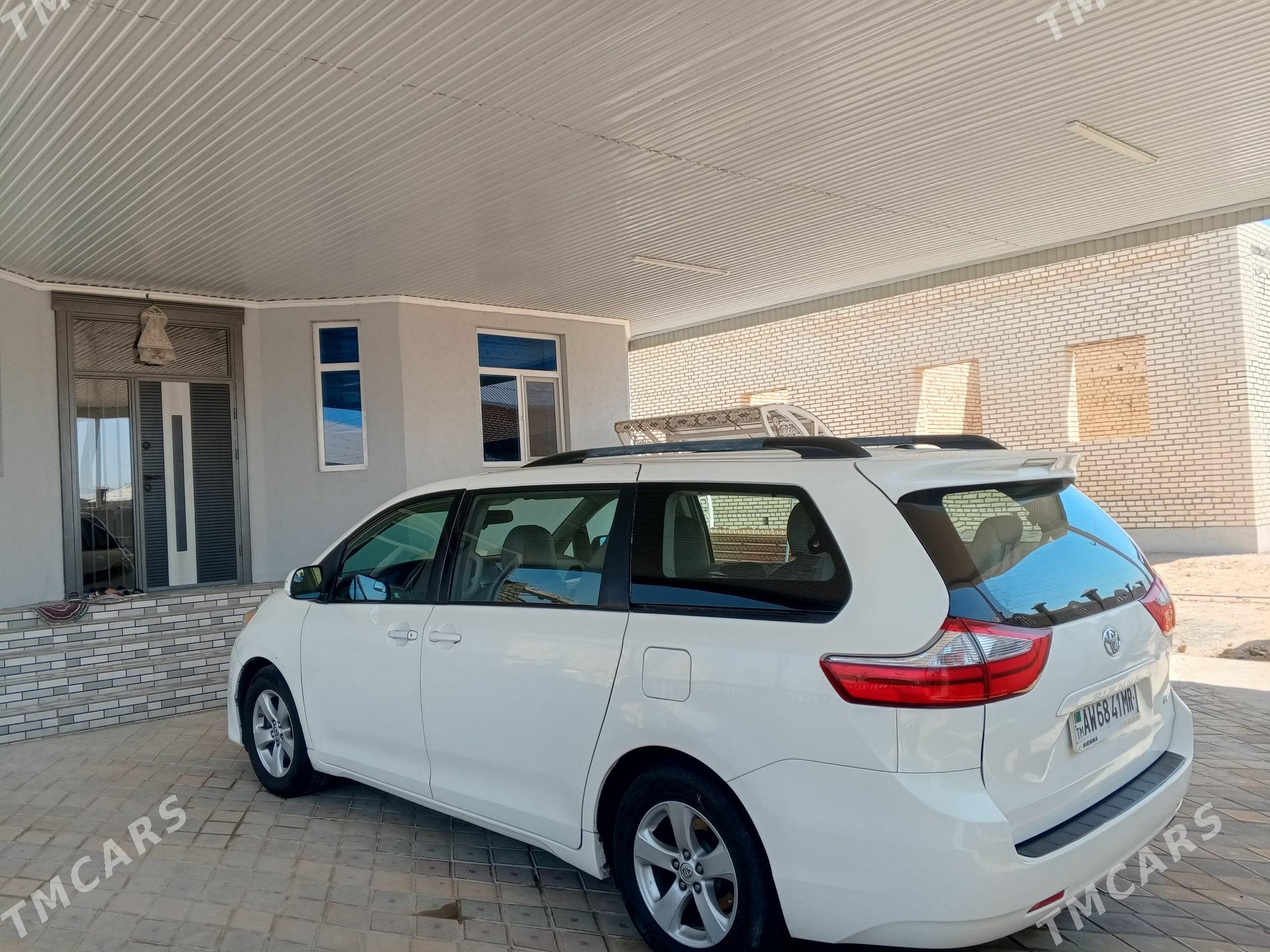Toyota Sienna 2017 - 360 000 TMT - Мары - img 1