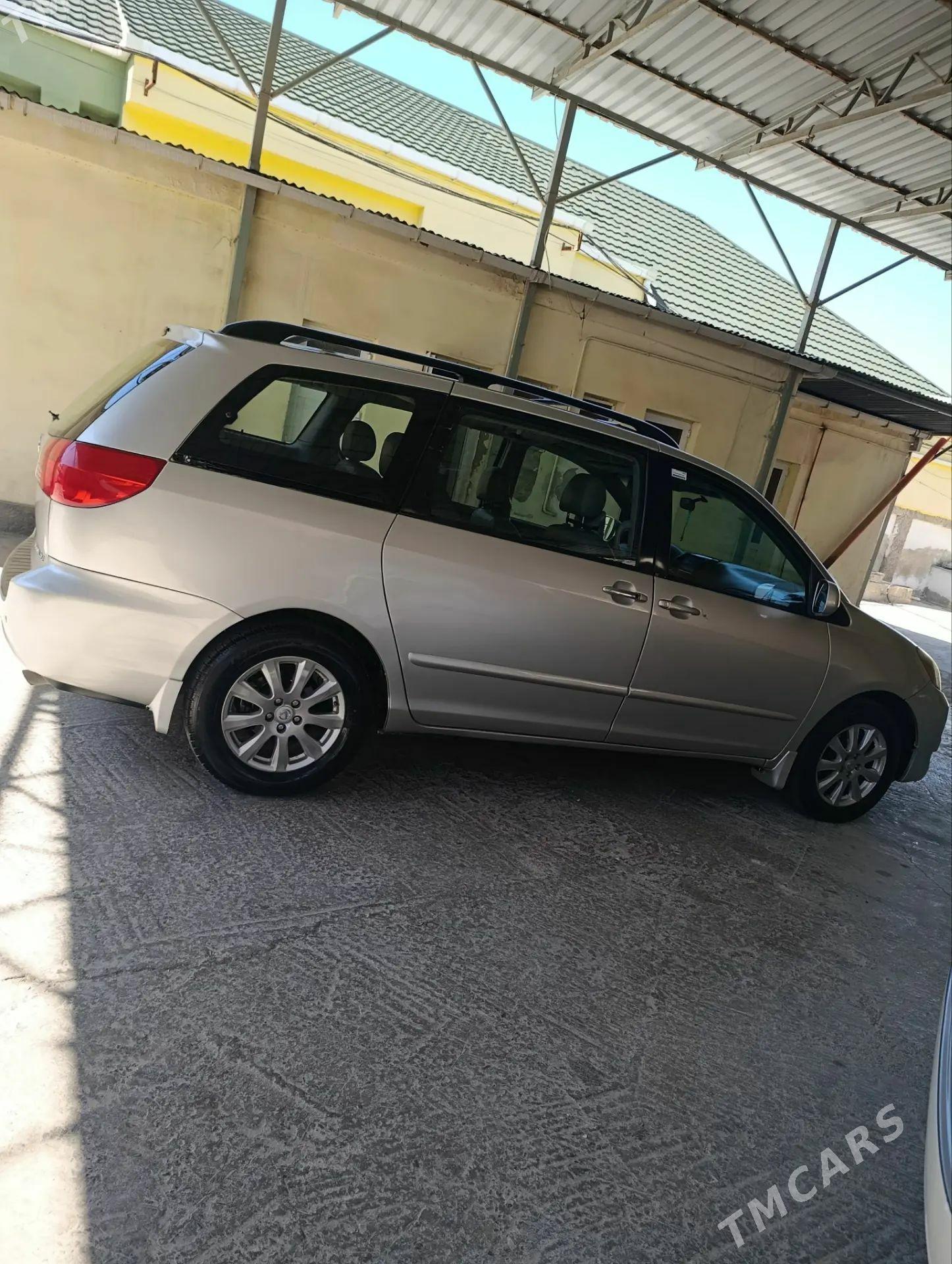 Toyota Sienna 2004 - 250 000 TMT - Хазар - img 1