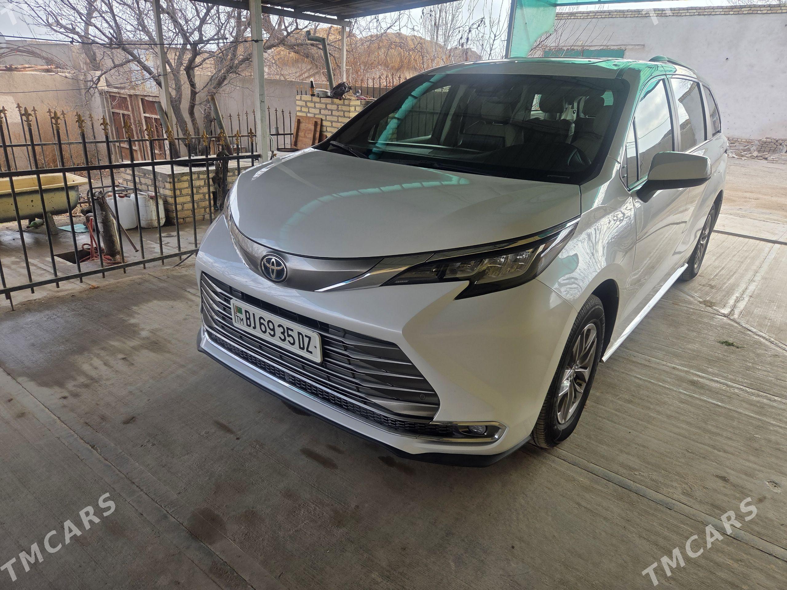 Toyota Sienna 2023 - 540 000 TMT - Şabat etr. - img 1