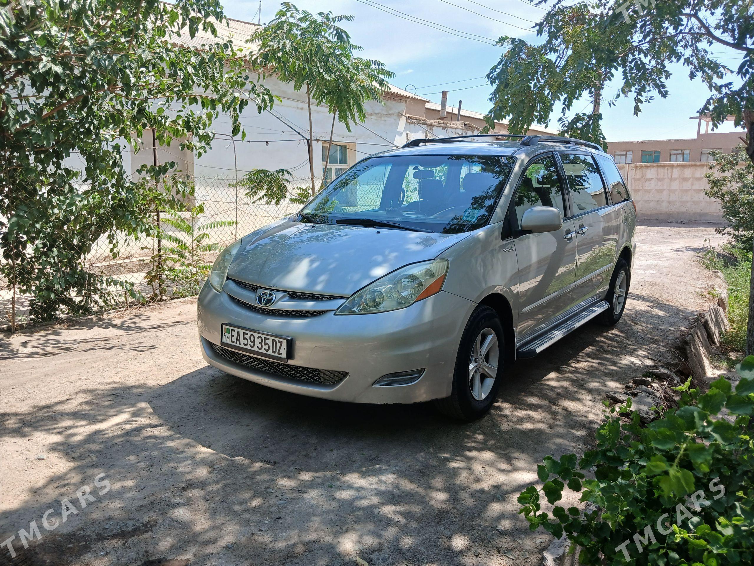 Toyota Sienna 2006 - 300 000 TMT - Кёнеургенч - img 1