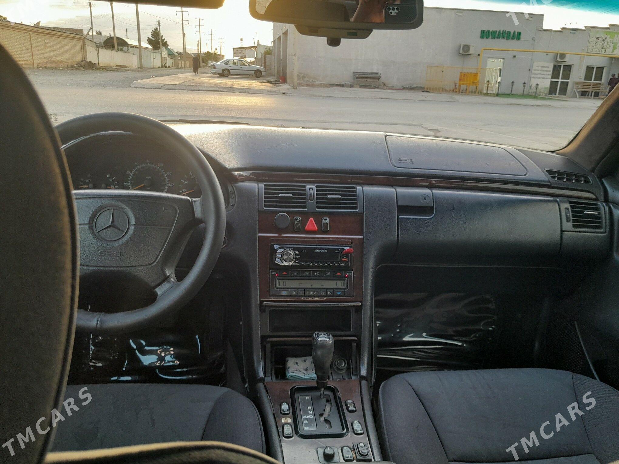 Mercedes-Benz E320 1996 - 90 000 TMT - Bäherden - img 1