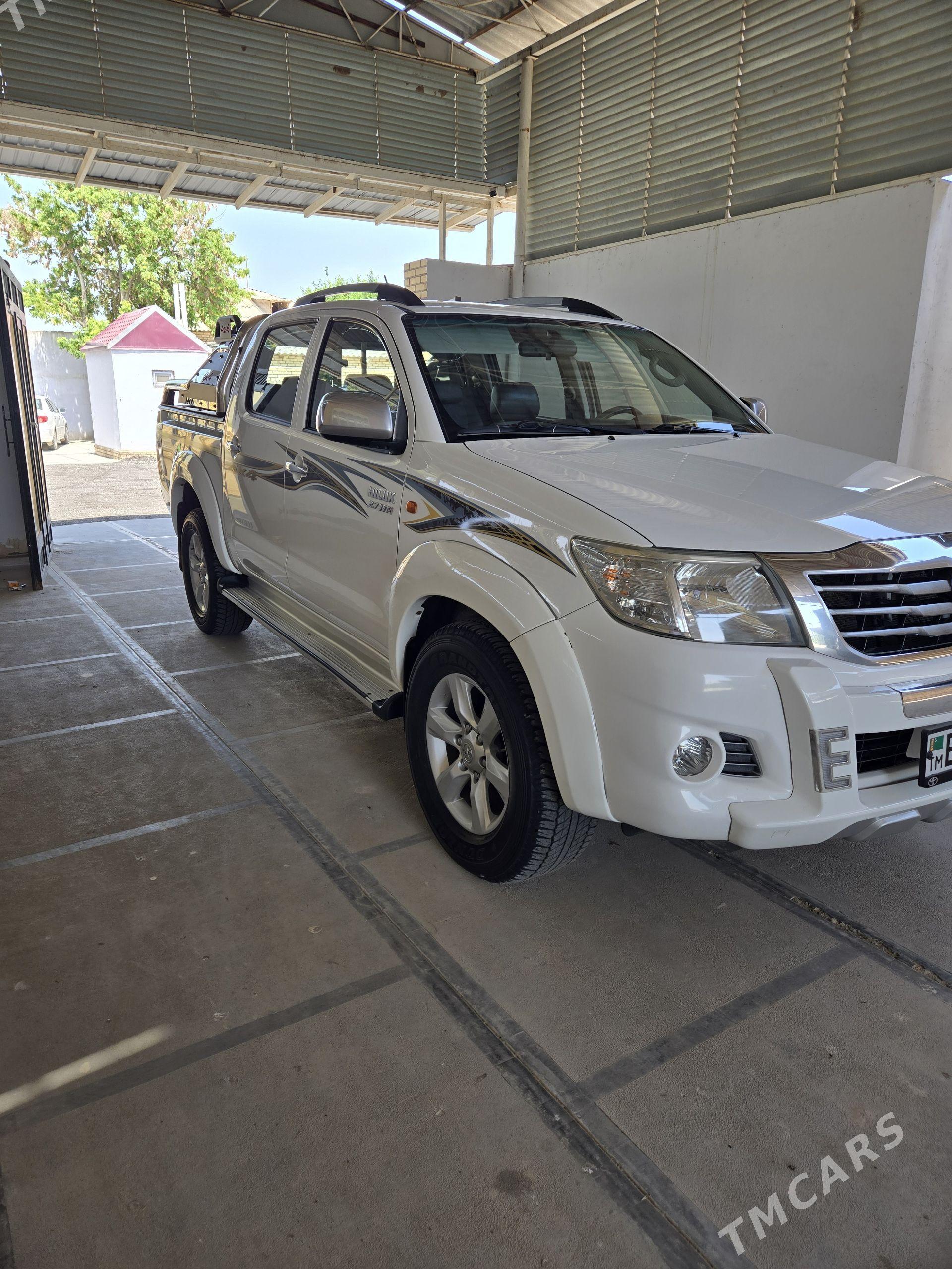 Toyota Hilux 2014 - 440 000 TMT - Мары - img 1