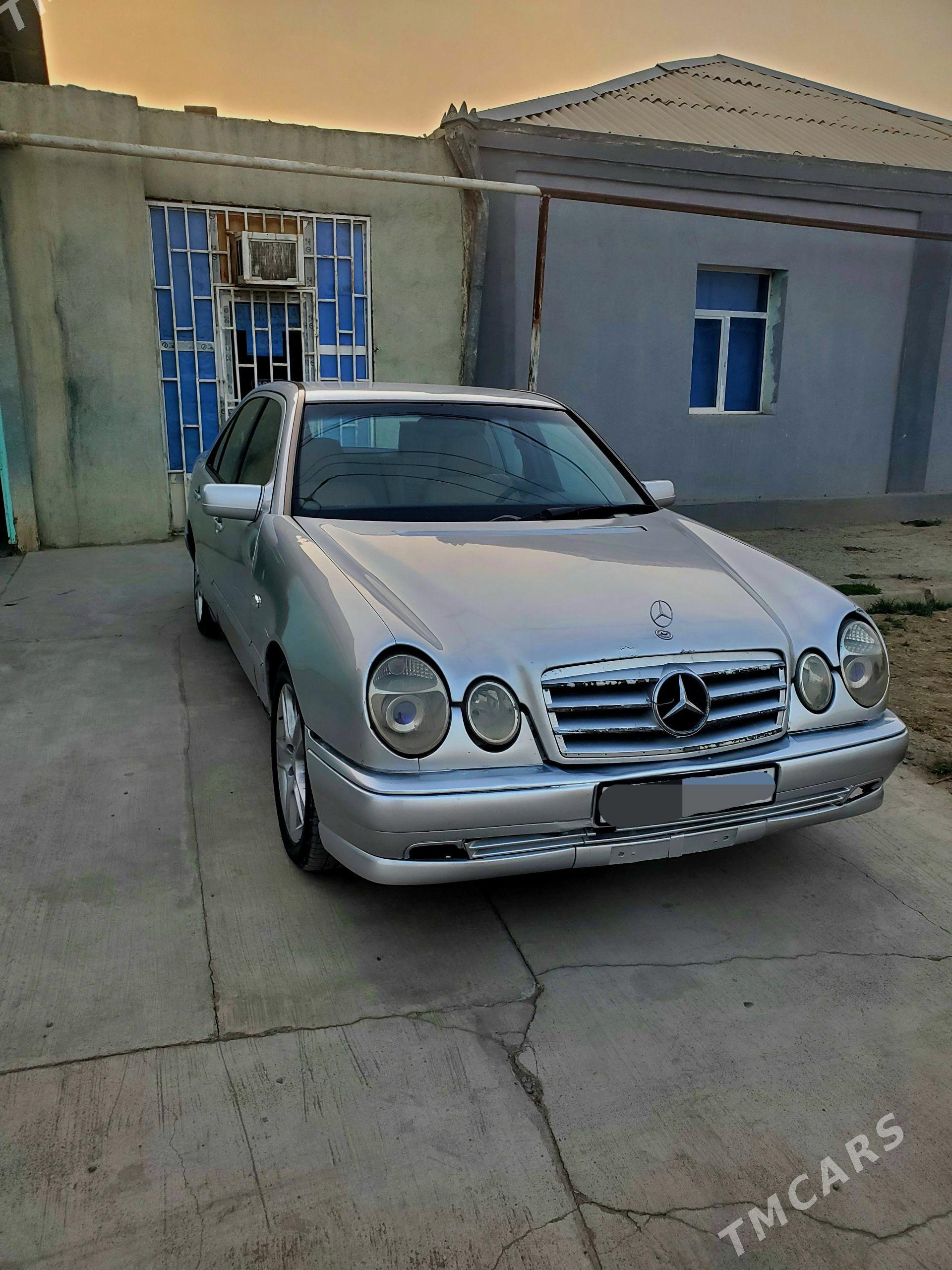 Mercedes-Benz E320 1996 - 55 000 TMT - Bäherden - img 1