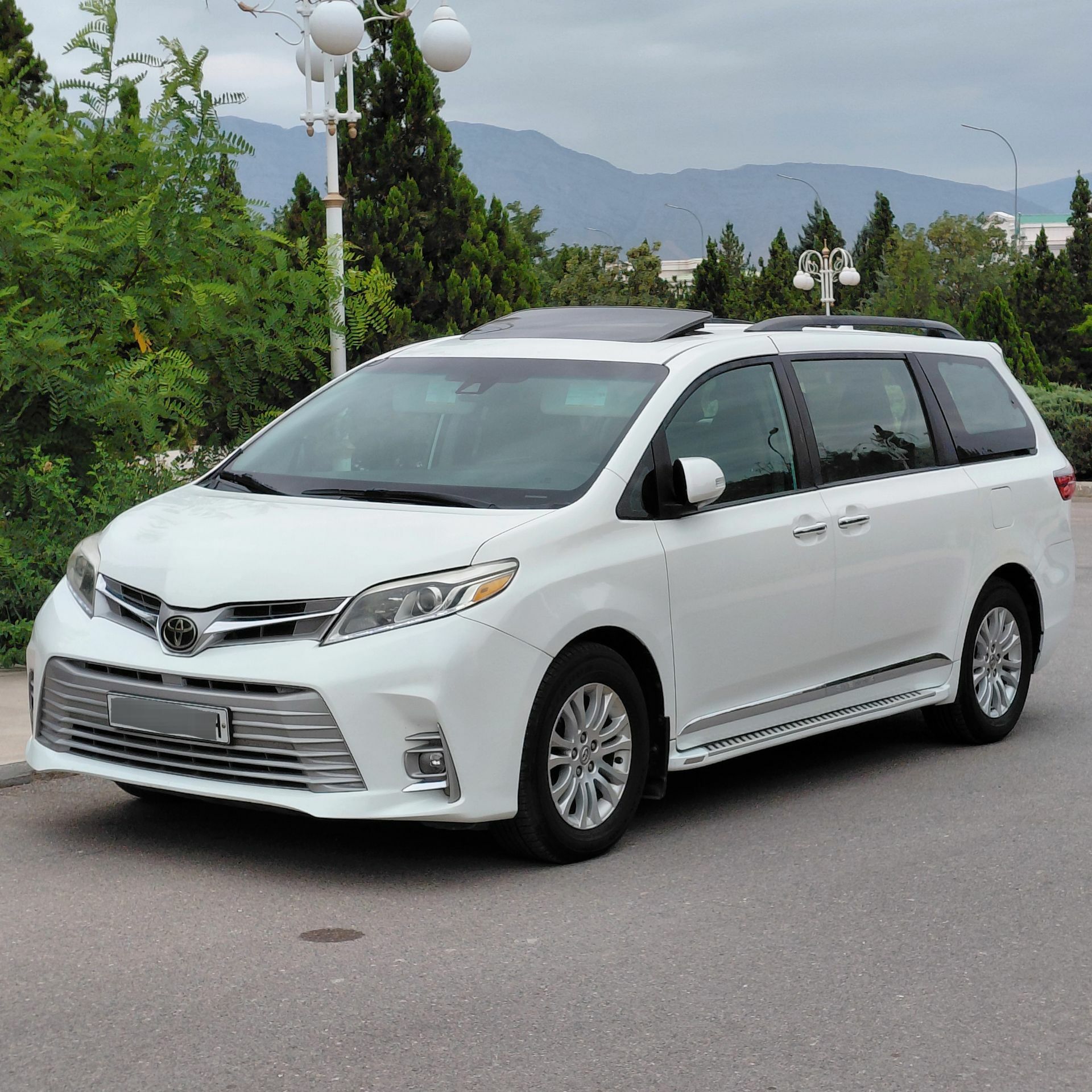Toyota Sienna 2019 - 410 000 TMT - Бузмеин - img 1