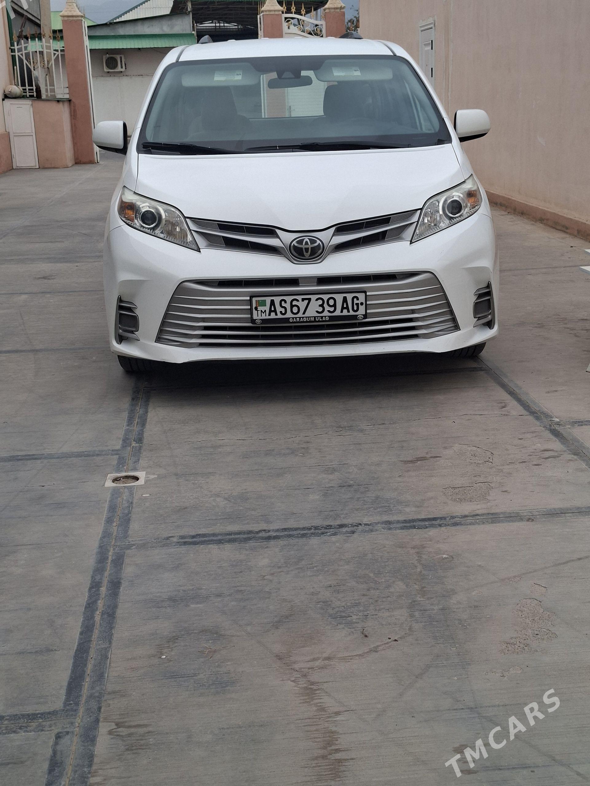 Toyota Sienna 2019 - 485 000 TMT - Гёкдже - img 1