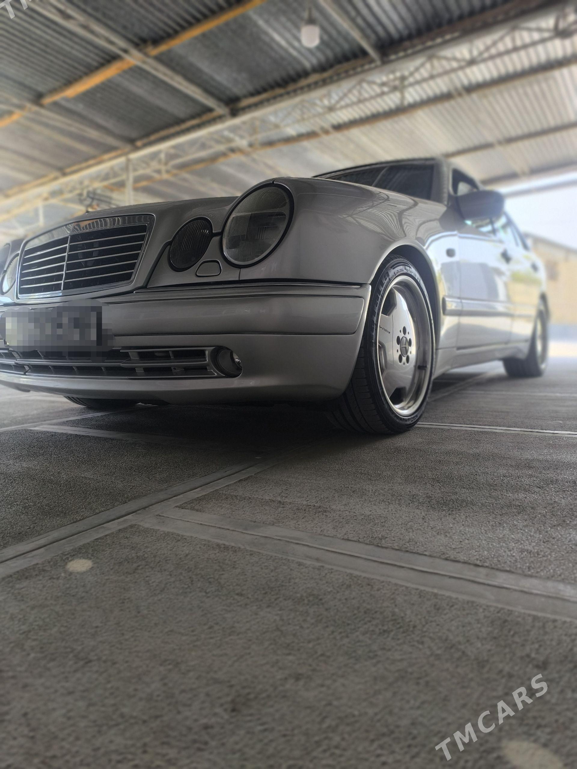 Mercedes-Benz E55 AMG 2000 - 210 000 TMT - Мары - img 1