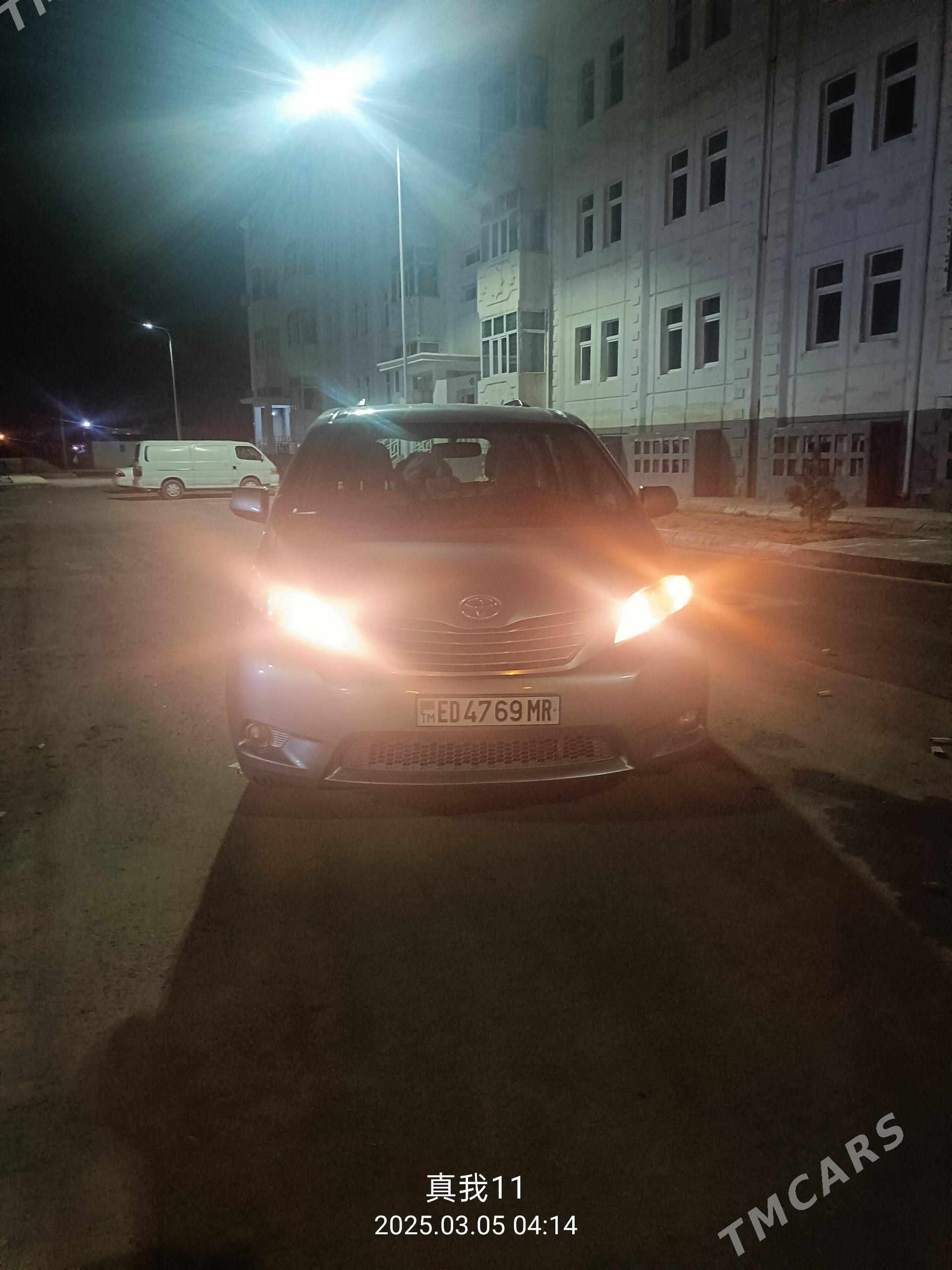 Toyota Sienna 2016 - 360 000 TMT - Мары - img 1