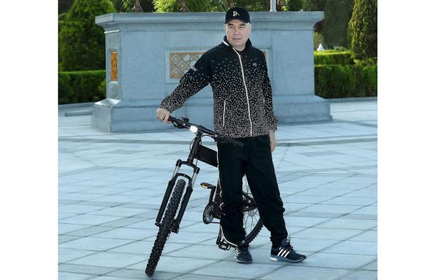Туркменский лидер возглавил массовый велопробег