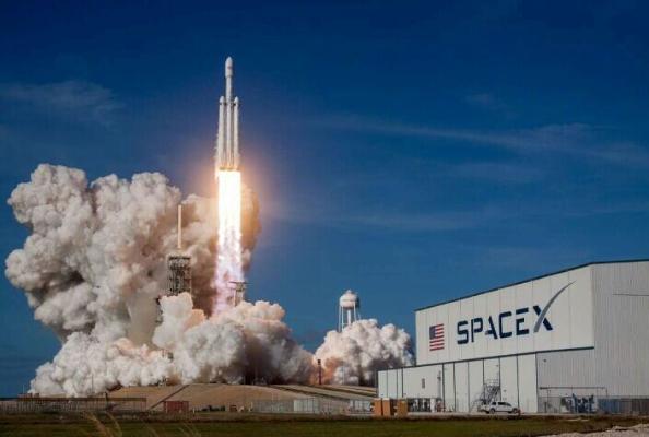 SpaceX ­bir wagtyň özünde uçu­rylan hemralaryň sany­ boýunça rekord goýdy