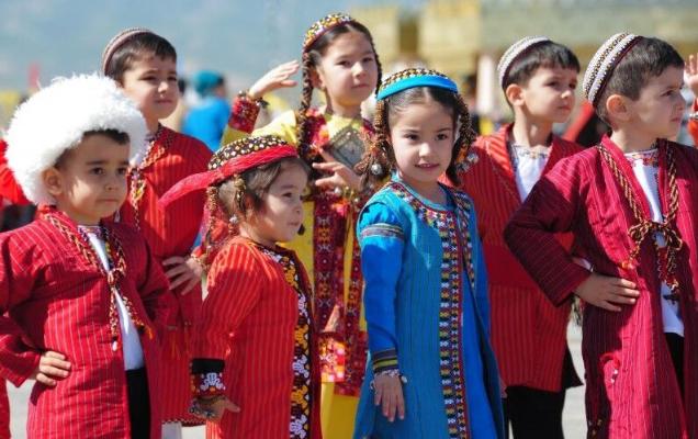 Türkmenistanyň Prezidenti çagalara howandarlyk gaznasyna ilki bolup serişde goýdy