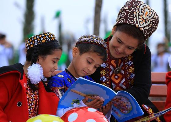 Gurbanguly Berdimuhamedow aýlyk zähmet hakynyň ýarysyny haýyr-sahawat gaznasyna geçirdi