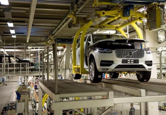 Volvo awtoşaýlaryň ýetmezçiligi sebäpli önümçiligi bir hepdelik togtadar