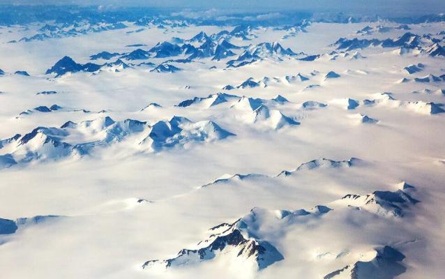 На ледники в Гренландии вместо снега впервые выпал дождь