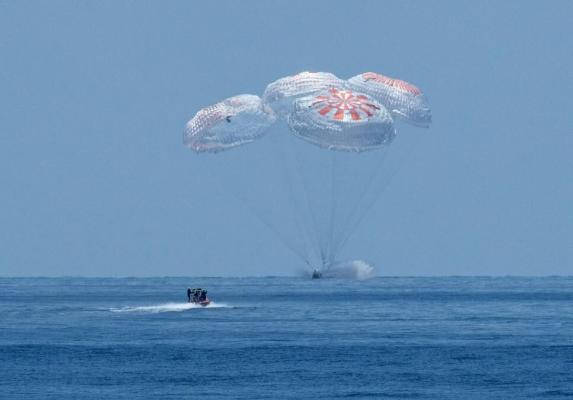 Crew Dragon с пассажирским экипажем приводнился у побережья Флориды