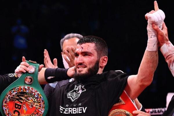 Бетербиев победил Брауна и защитил титулы чемпиона WBC и IBF